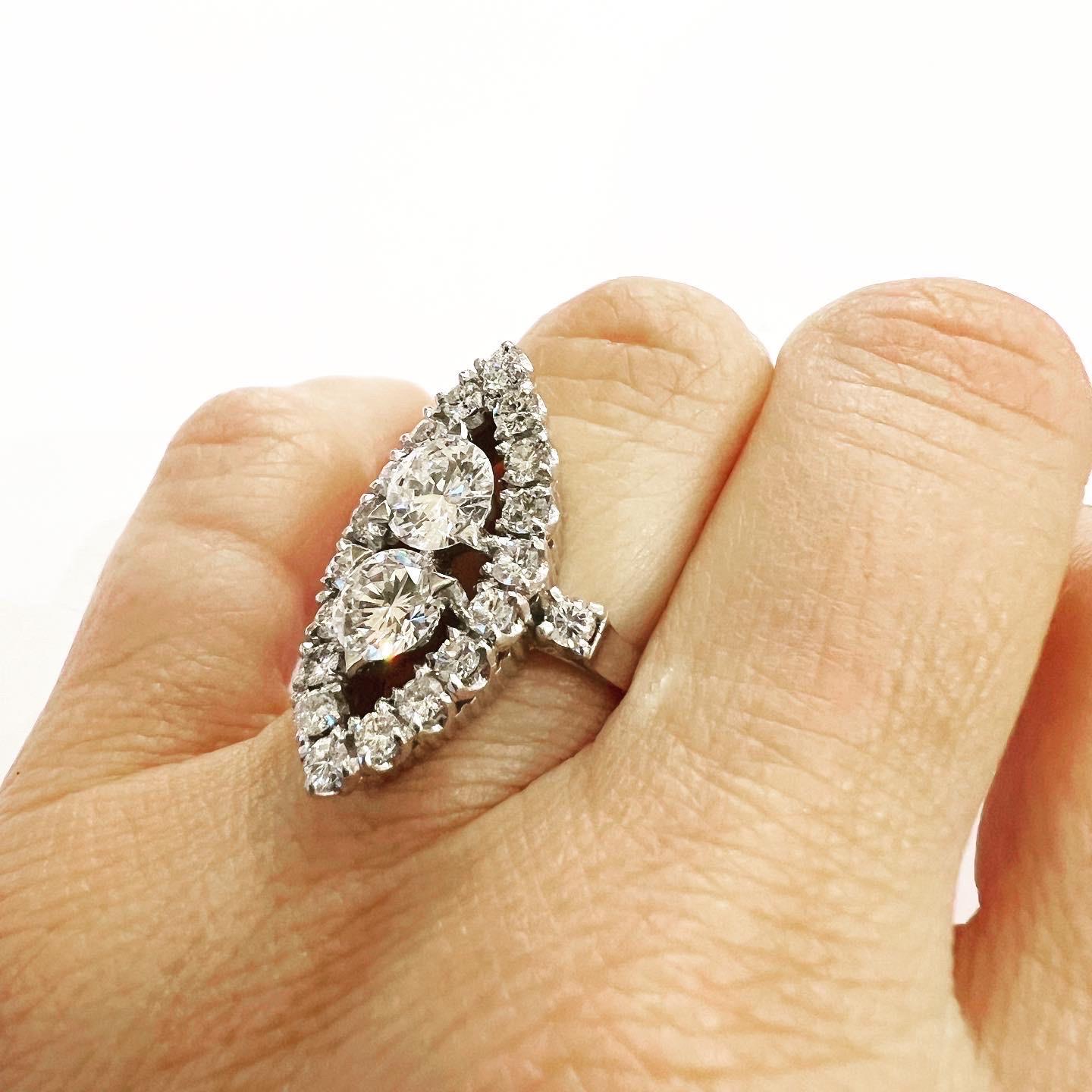 Dieser feine und beeindruckende Ring in Marquiseform wurde in Platinfassung gefertigt. 
Circa 1970. Zustand: Gut.
Diamanten im Brillantschliff.

Ungefähres Gesamtkaratgewicht der Diamanten: 2,9 Karat:
0,93 + 0,94 + 1,02 Karat.

Länge: 2,8 cm Breite: