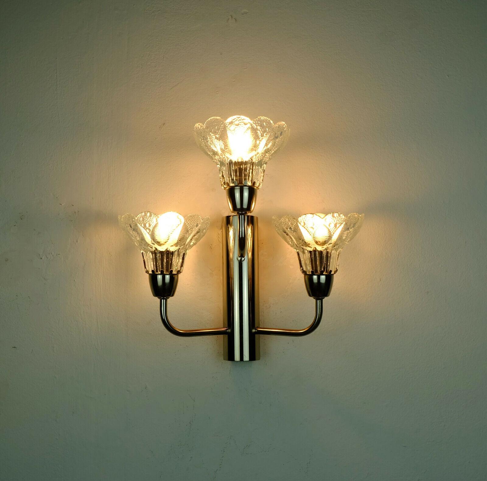 Aplique de 3 luces de los años 70 Pantallas de cristal en flor y cromo Moderno de mediados de siglo en venta