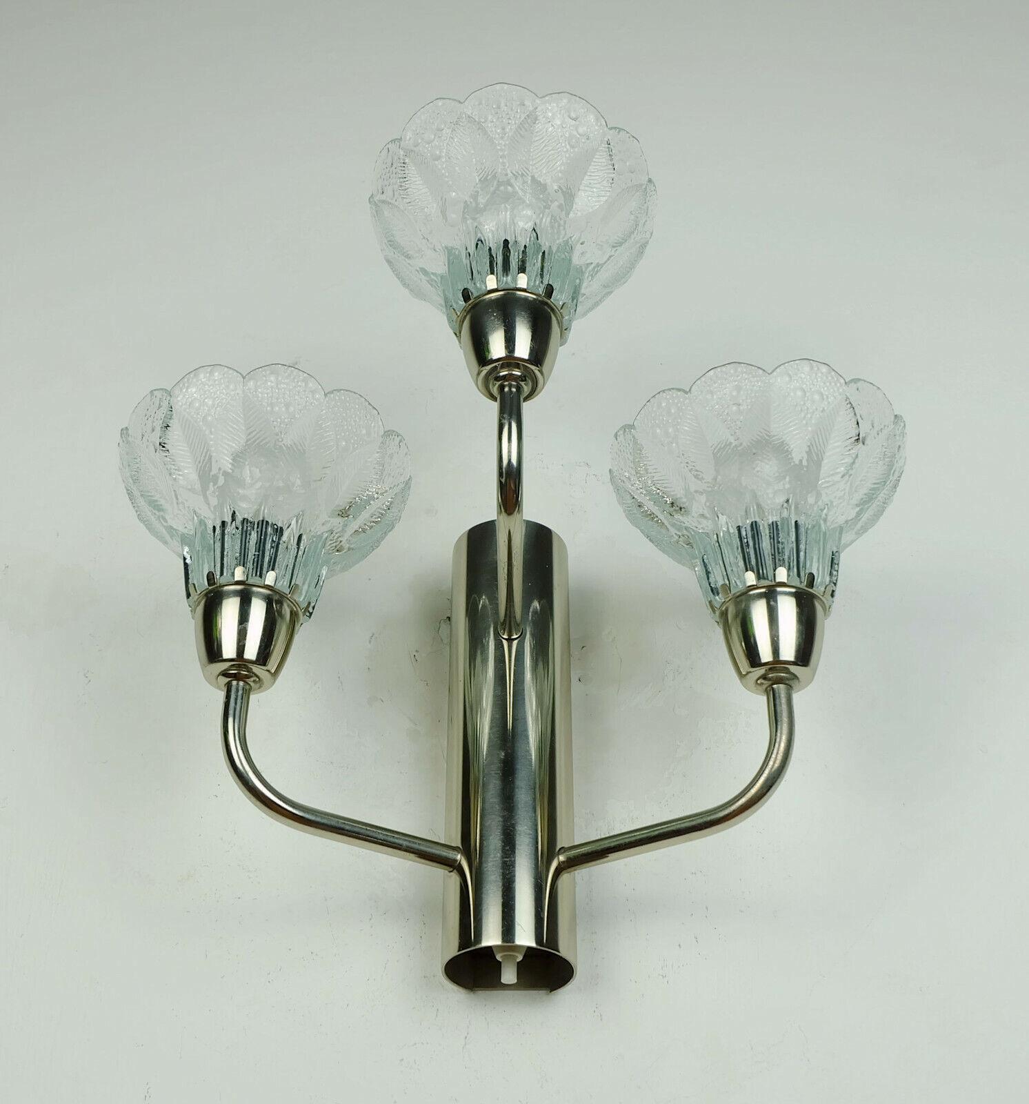 Aplique de 3 luces de los años 70 Pantallas de cristal en flor y cromo Vidrio en venta