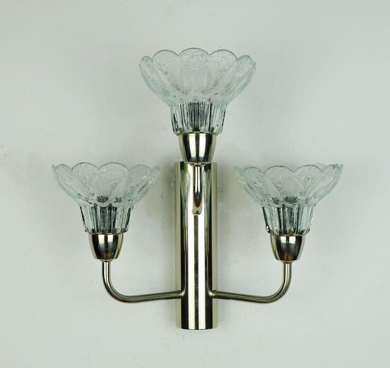 Aplique de 3 luces de los años 70 Pantallas de cristal en flor y cromo en venta 1