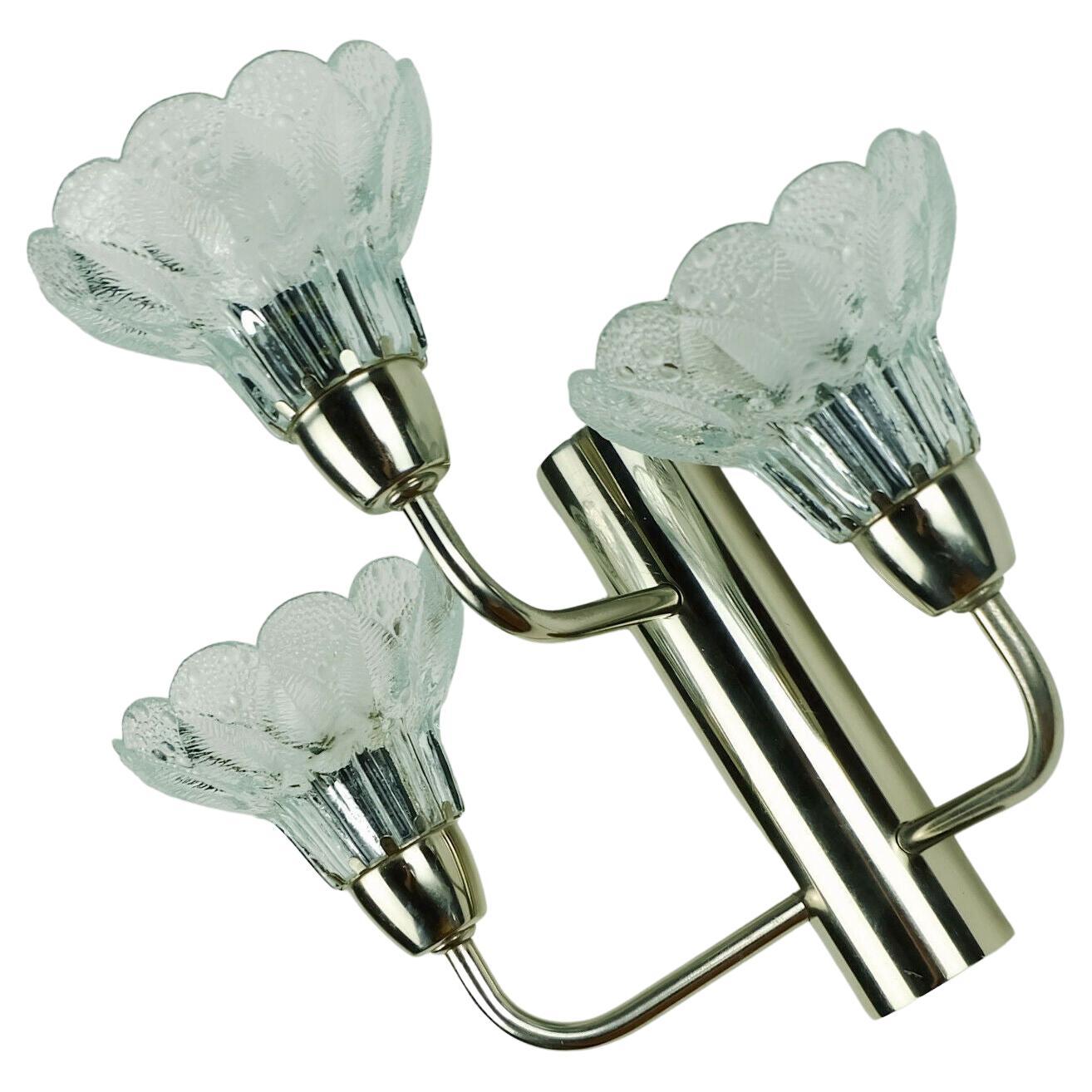 Lampada da parete a 3 luci degli anni '70 con paralumi in vetro e cromo