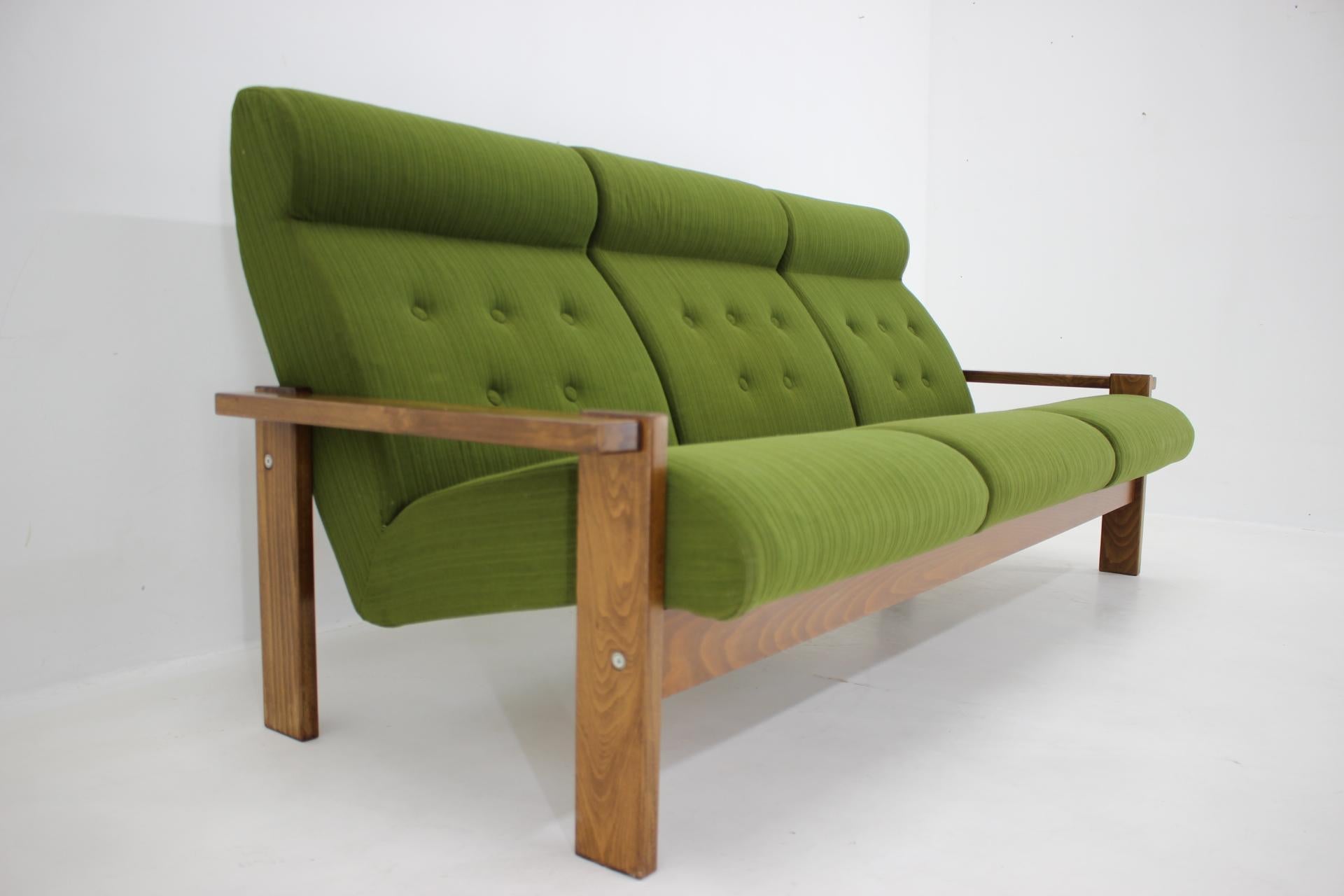 3-Sitzer-Sofa aus Buche, Tschechoslowakei, 1970er Jahre im Zustand „Gut“ im Angebot in Praha, CZ
