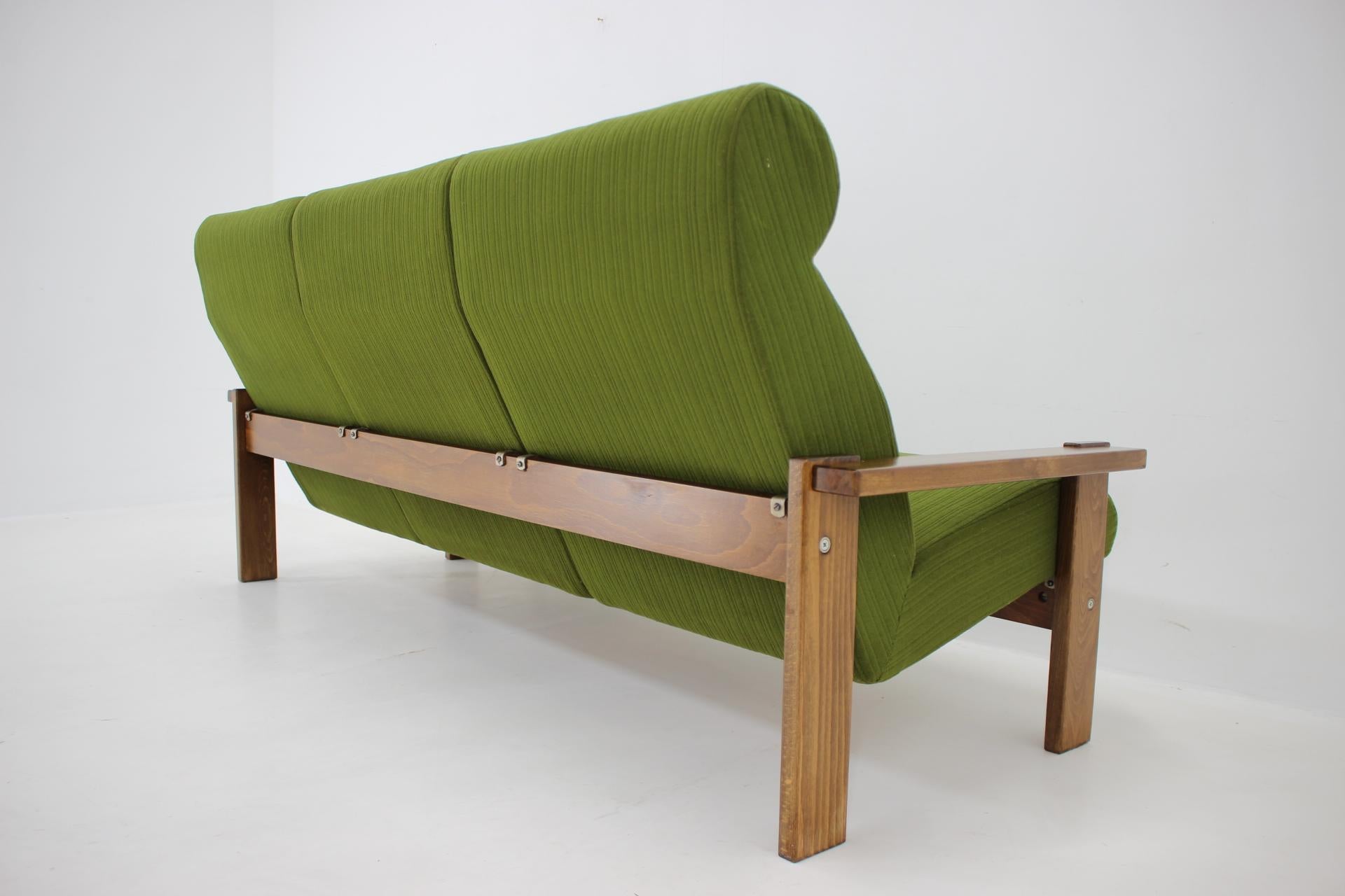 3-Sitzer-Sofa aus Buche, Tschechoslowakei, 1970er Jahre im Angebot 1
