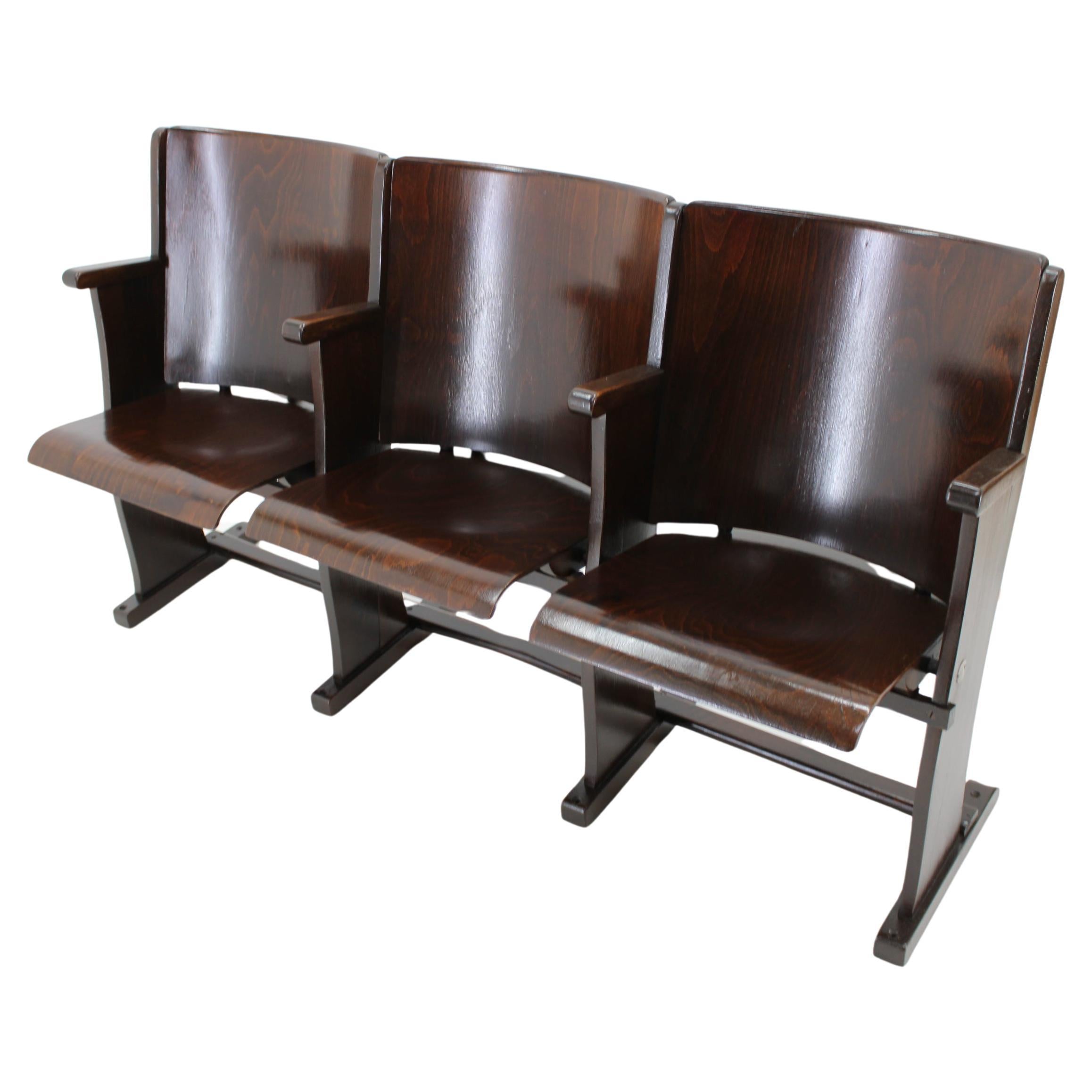 - Carefully refurbished 
- sturdy and stable 
- Made of beech wood 
- Seat Height: 47 cm
- Armrest height: 55 cm