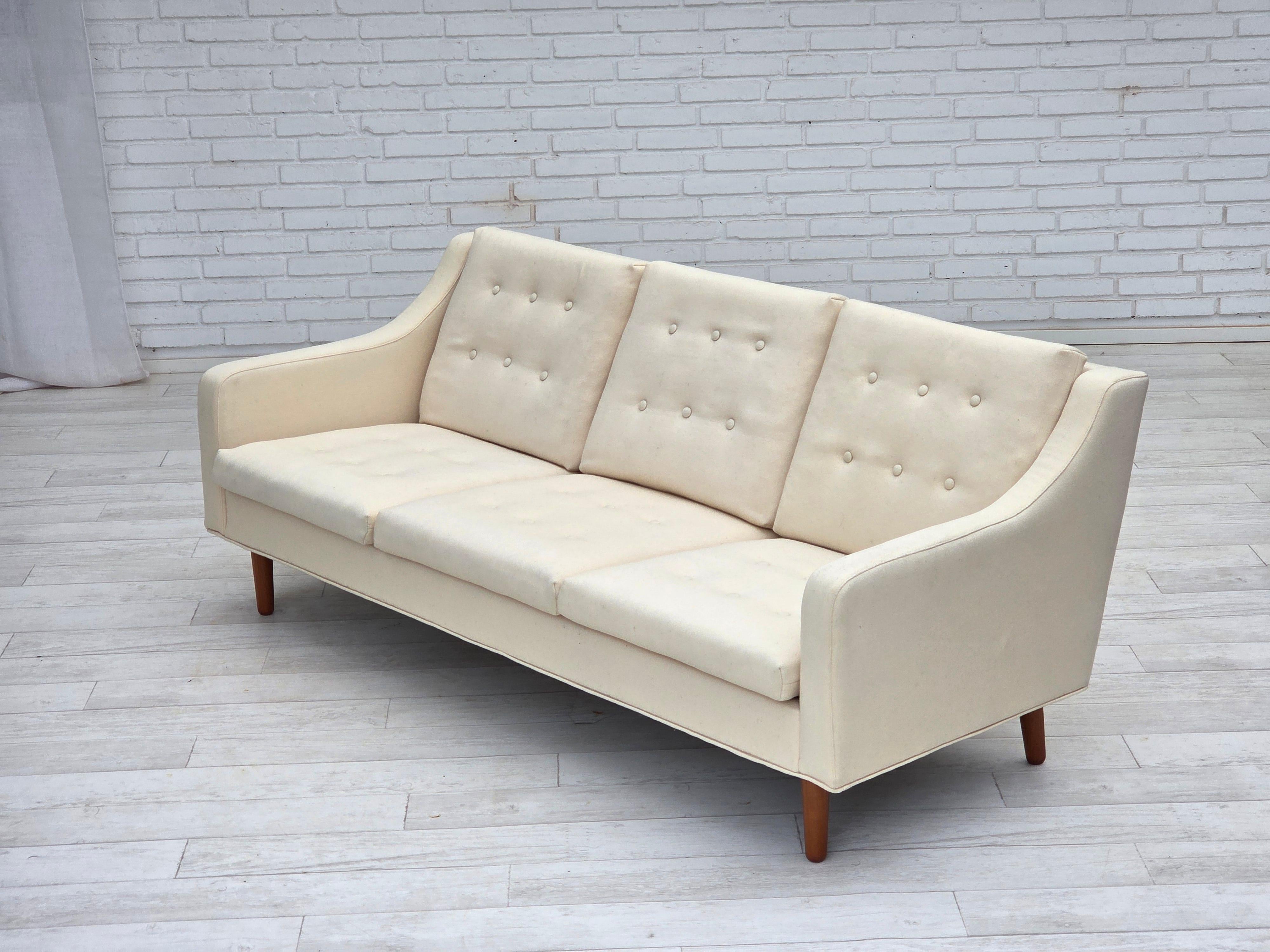 1970, canapé danois à 3 places, meubles en laine beige/blanc, pieds en bois de teck. en vente 3