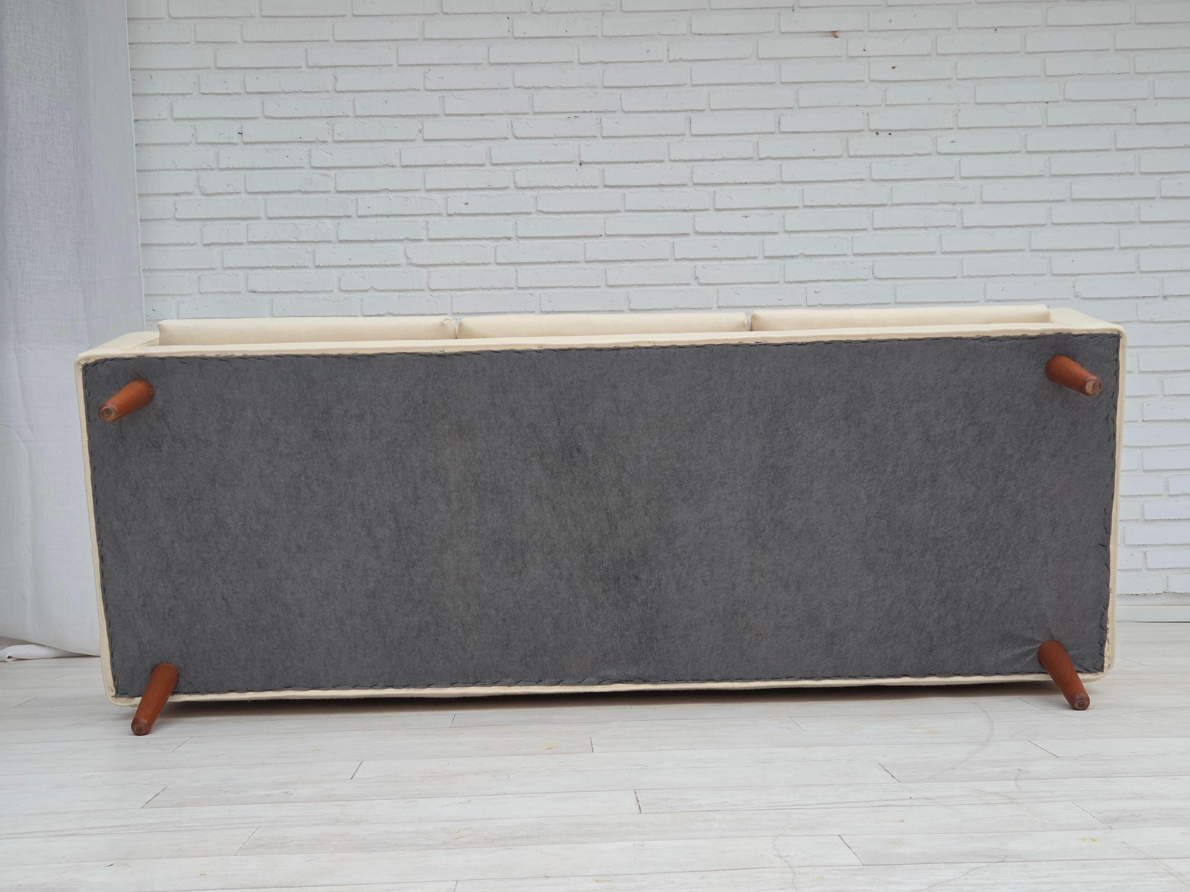1970, canapé danois à 3 places, meubles en laine beige/blanc, pieds en bois de teck. en vente 4