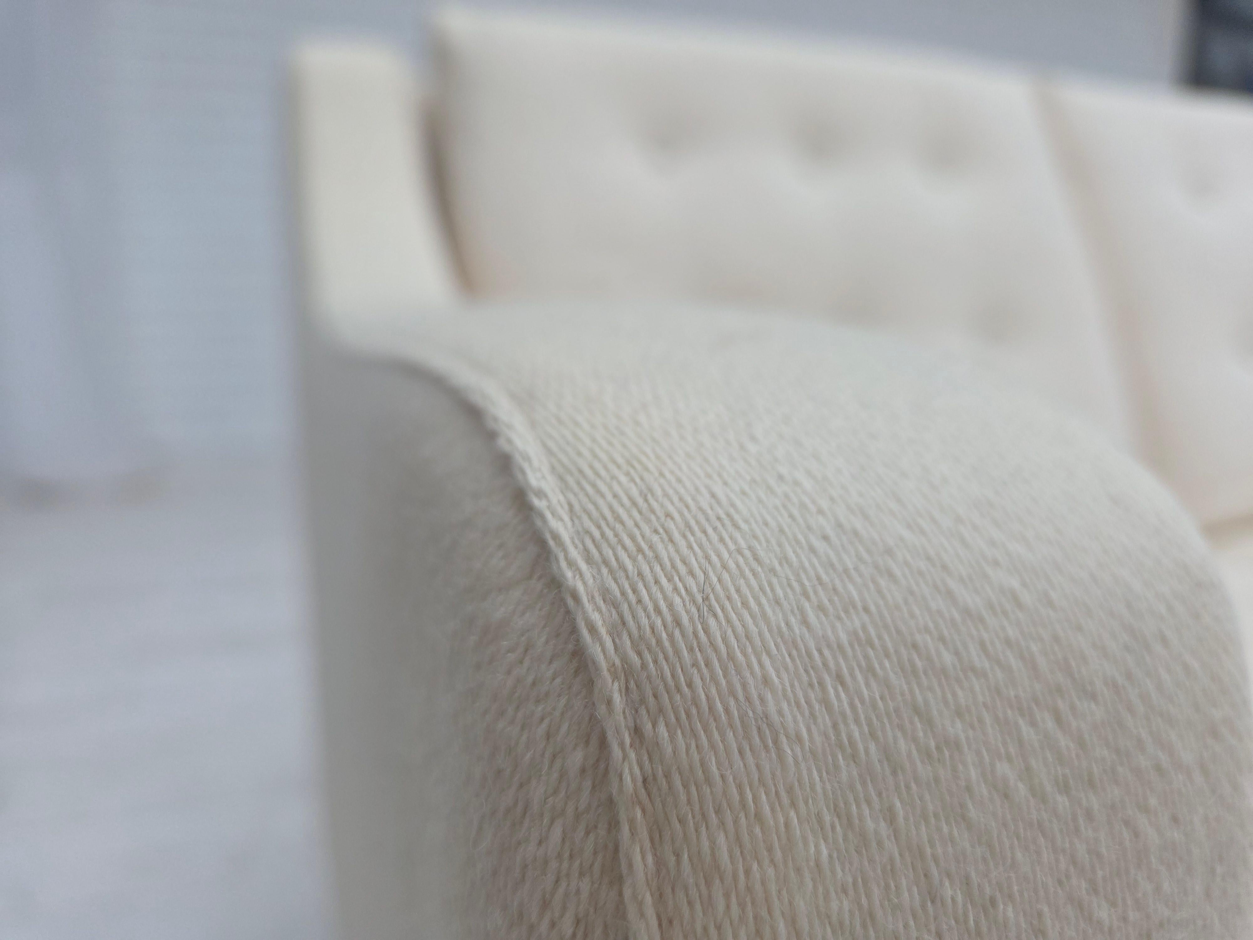 1970, canapé danois à 3 places, meubles en laine beige/blanc, pieds en bois de teck. en vente 5