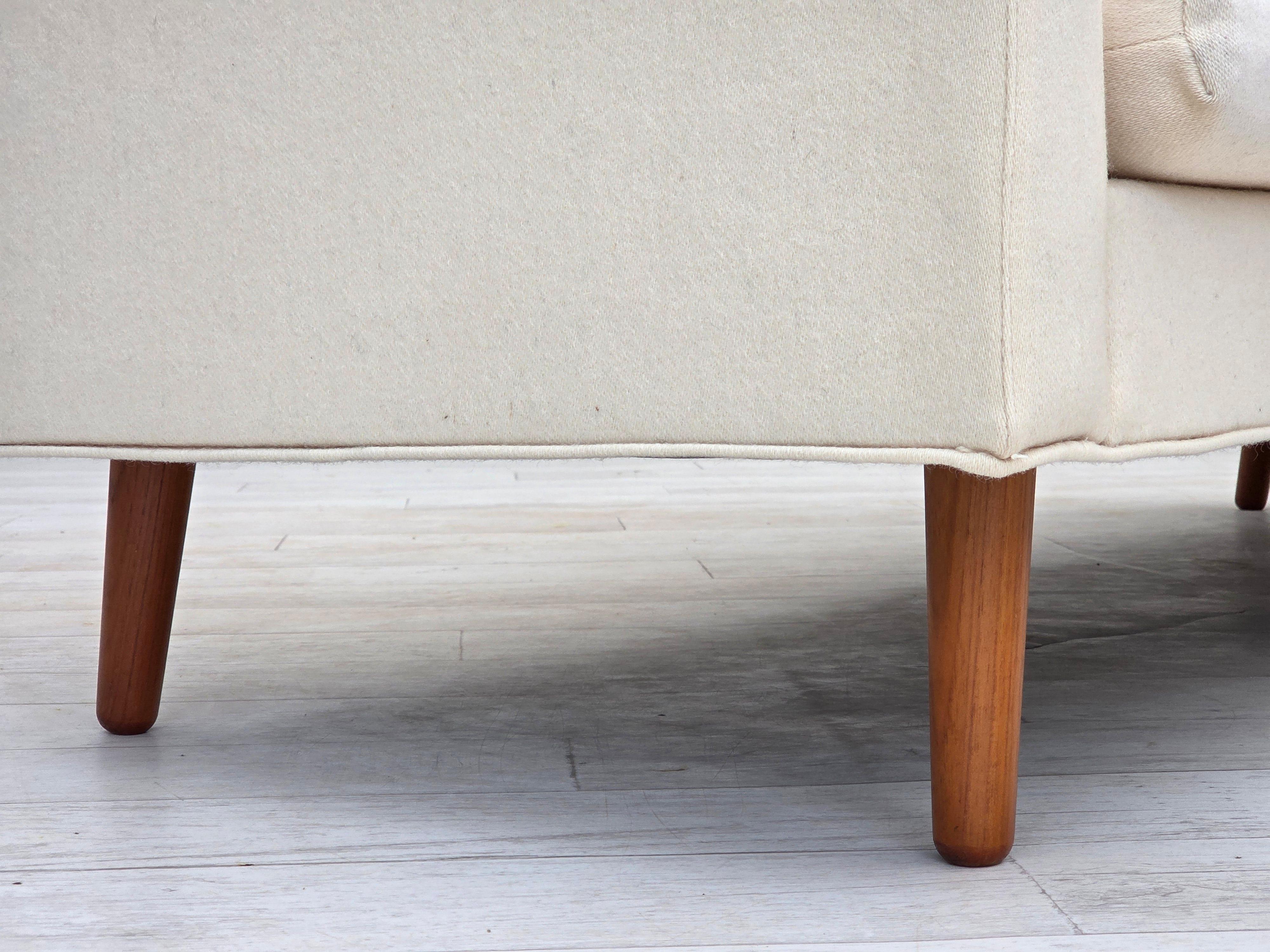 1970, canapé danois à 3 places, meubles en laine beige/blanc, pieds en bois de teck. en vente 8