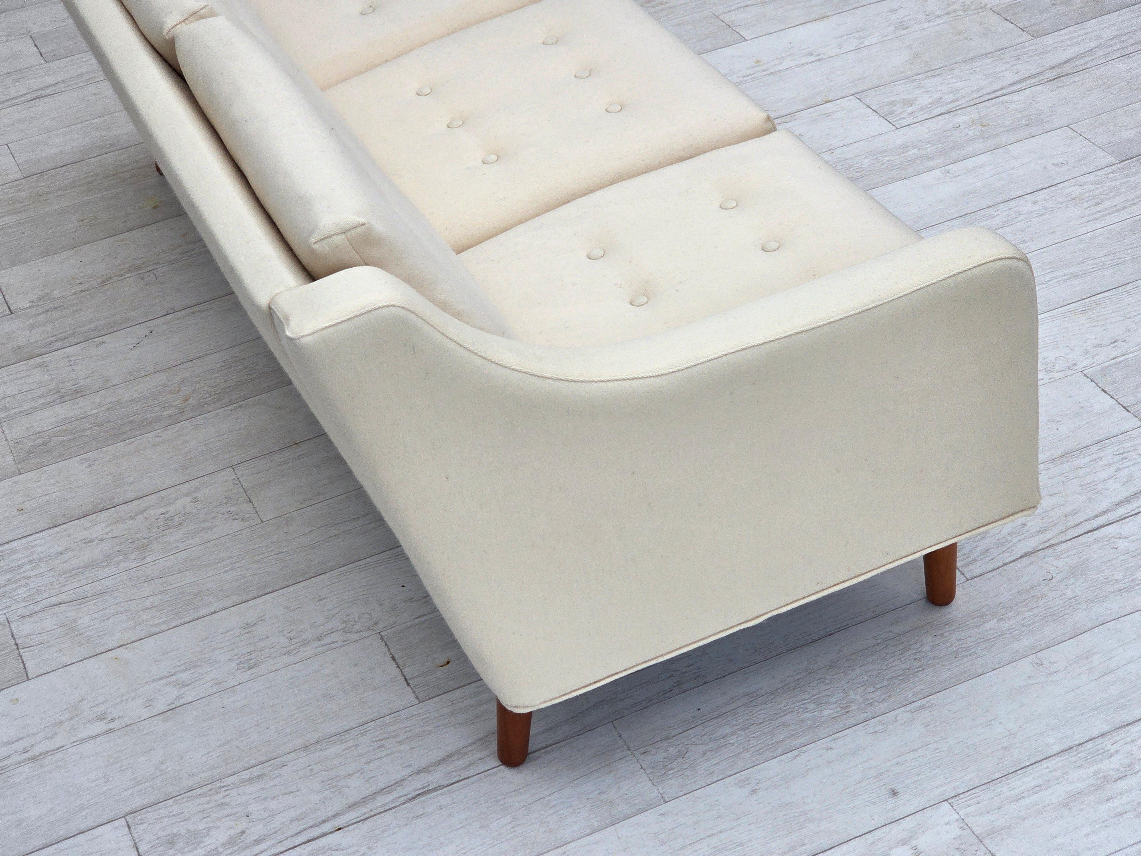 1970, canapé danois à 3 places, meubles en laine beige/blanc, pieds en bois de teck. en vente 9