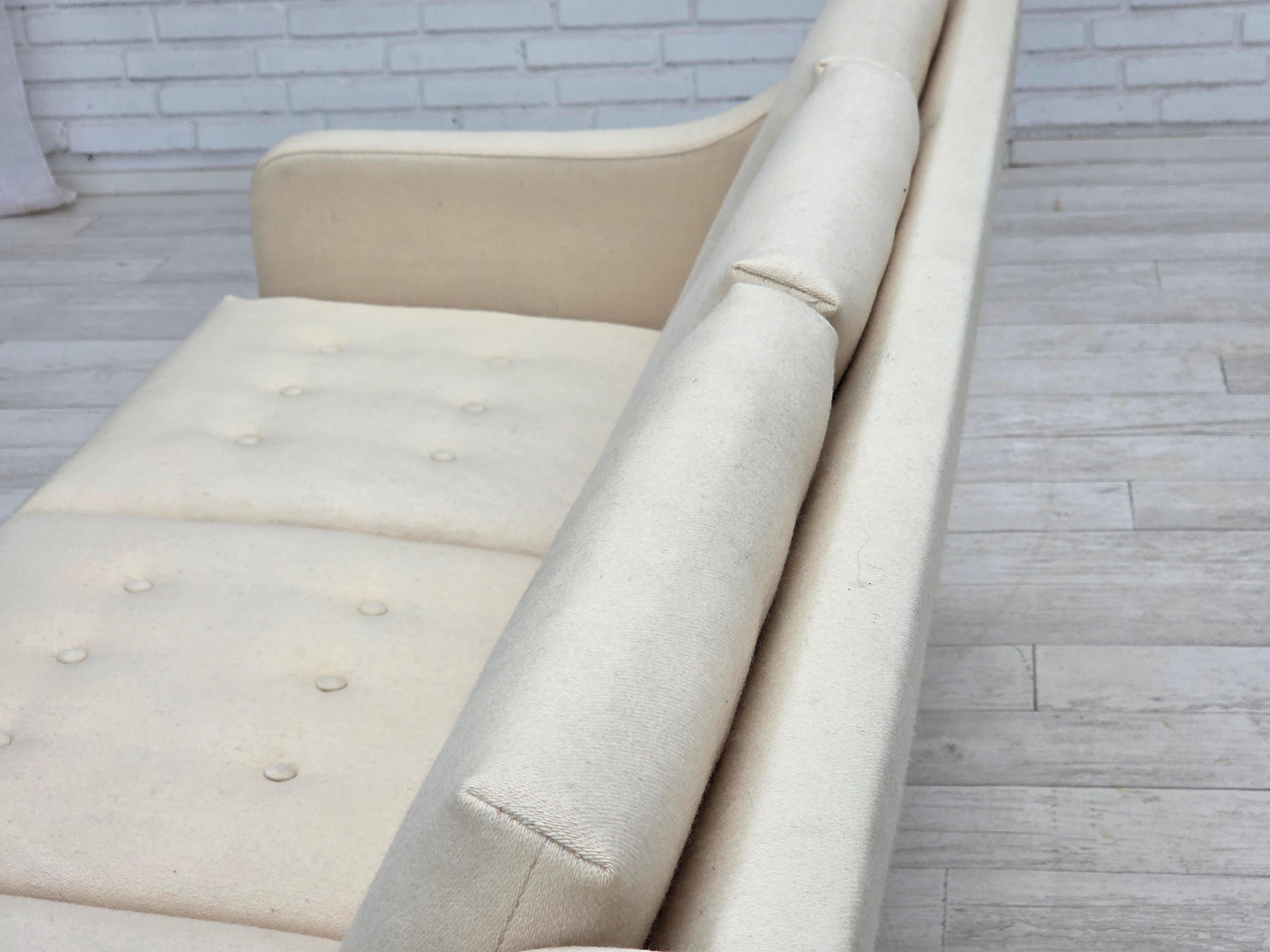 1970, canapé danois à 3 places, meubles en laine beige/blanc, pieds en bois de teck. en vente 10