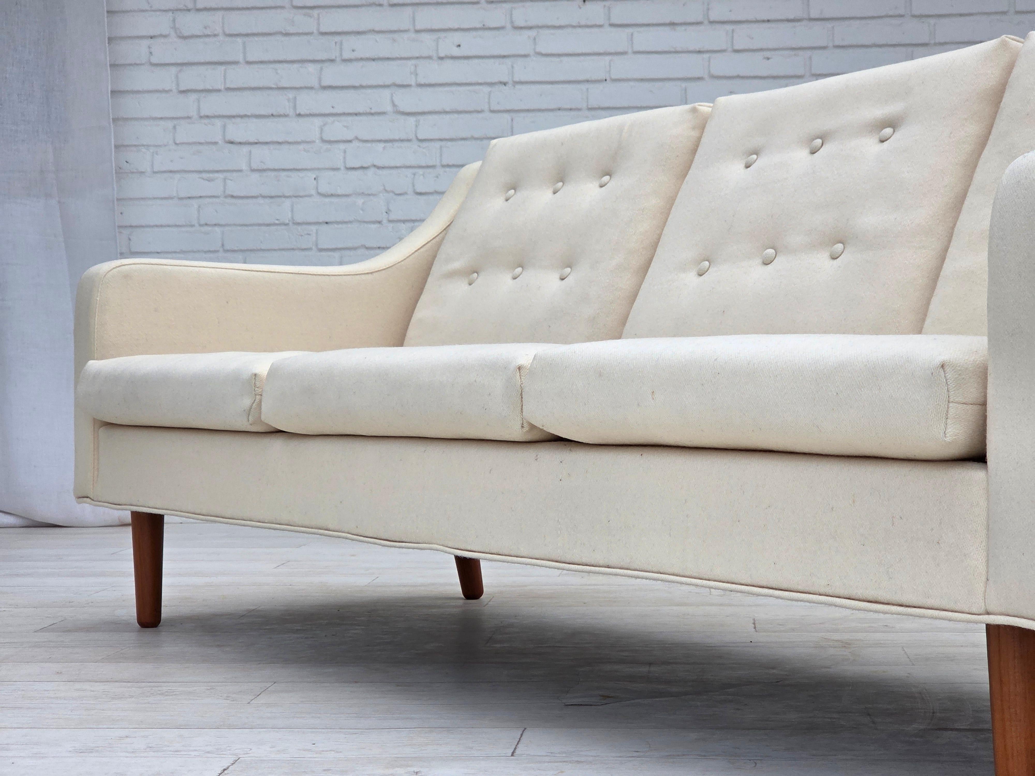 1970, canapé danois à 3 places, meubles en laine beige/blanc, pieds en bois de teck. en vente 11