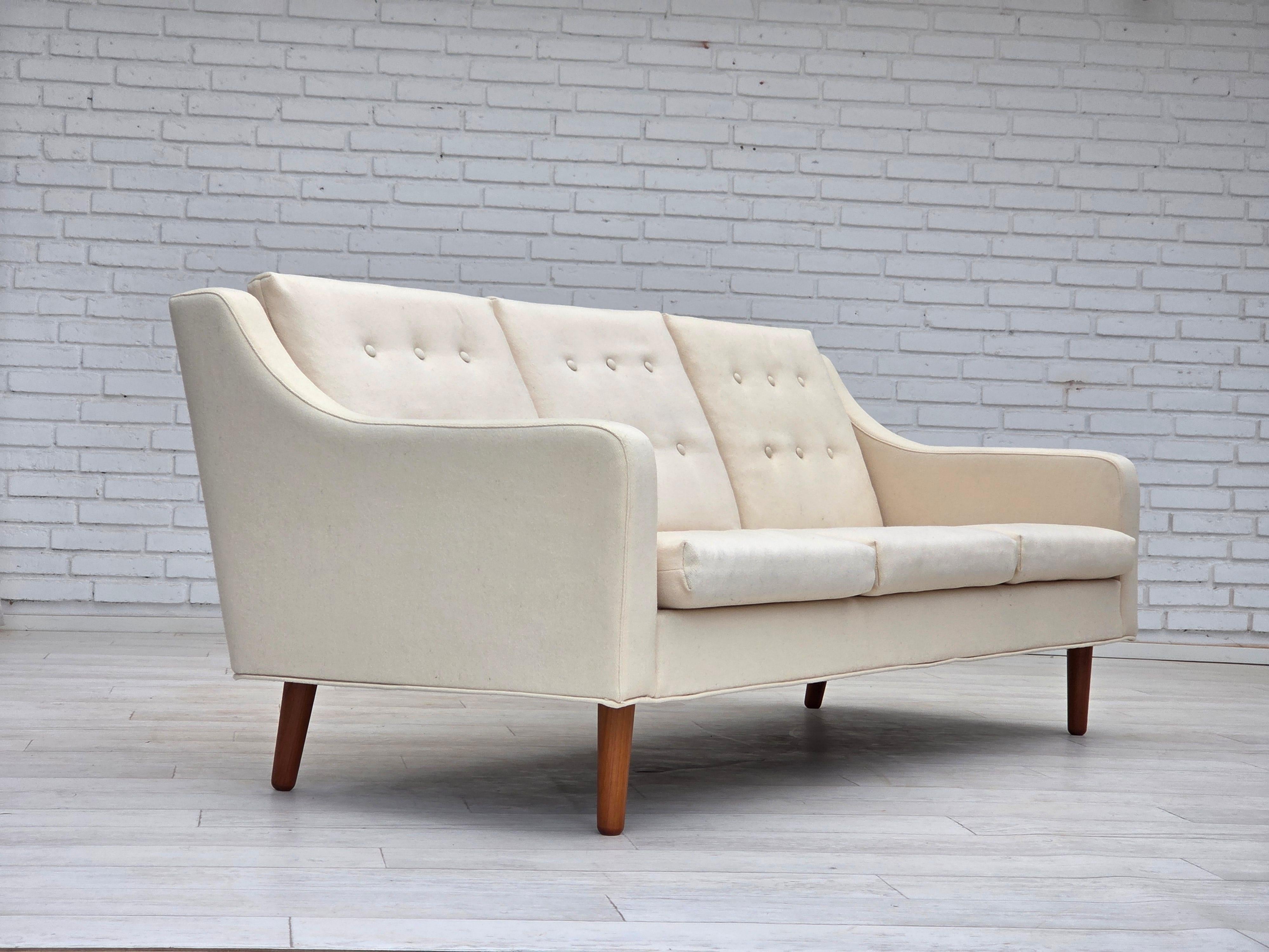 Scandinave moderne 1970, canapé danois à 3 places, meubles en laine beige/blanc, pieds en bois de teck. en vente