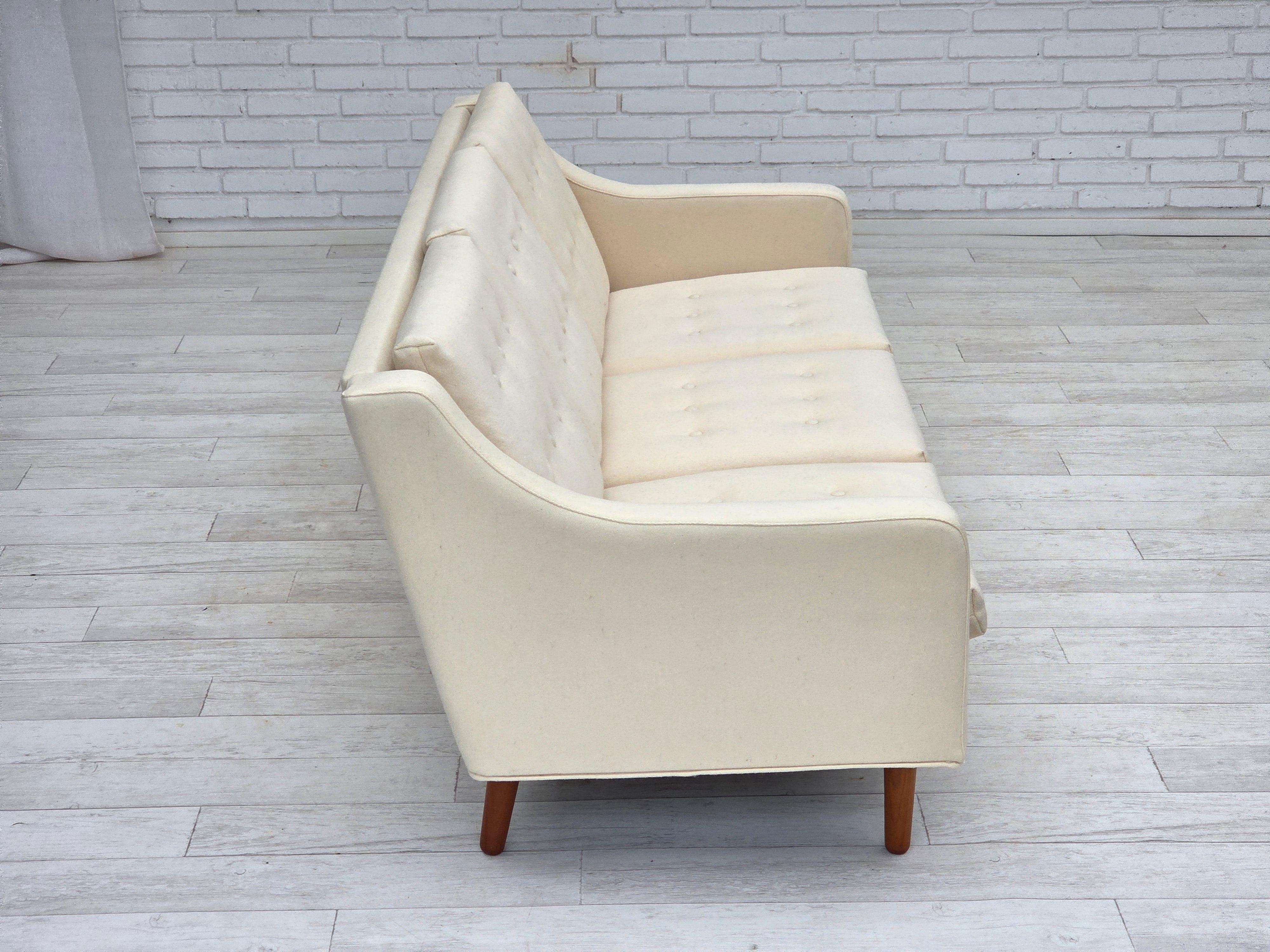 Danois 1970, canapé danois à 3 places, meubles en laine beige/blanc, pieds en bois de teck. en vente