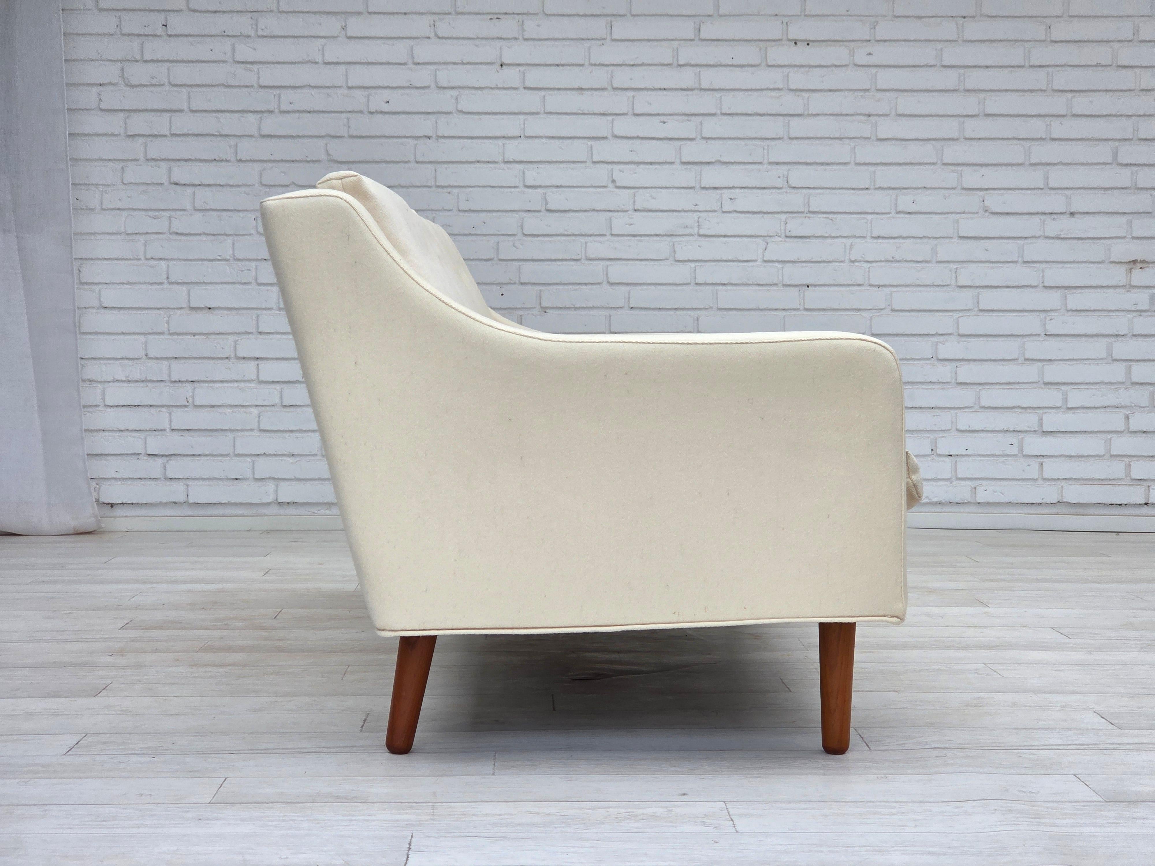 1970, canapé danois à 3 places, meubles en laine beige/blanc, pieds en bois de teck. Bon état - En vente à Tarm, 82