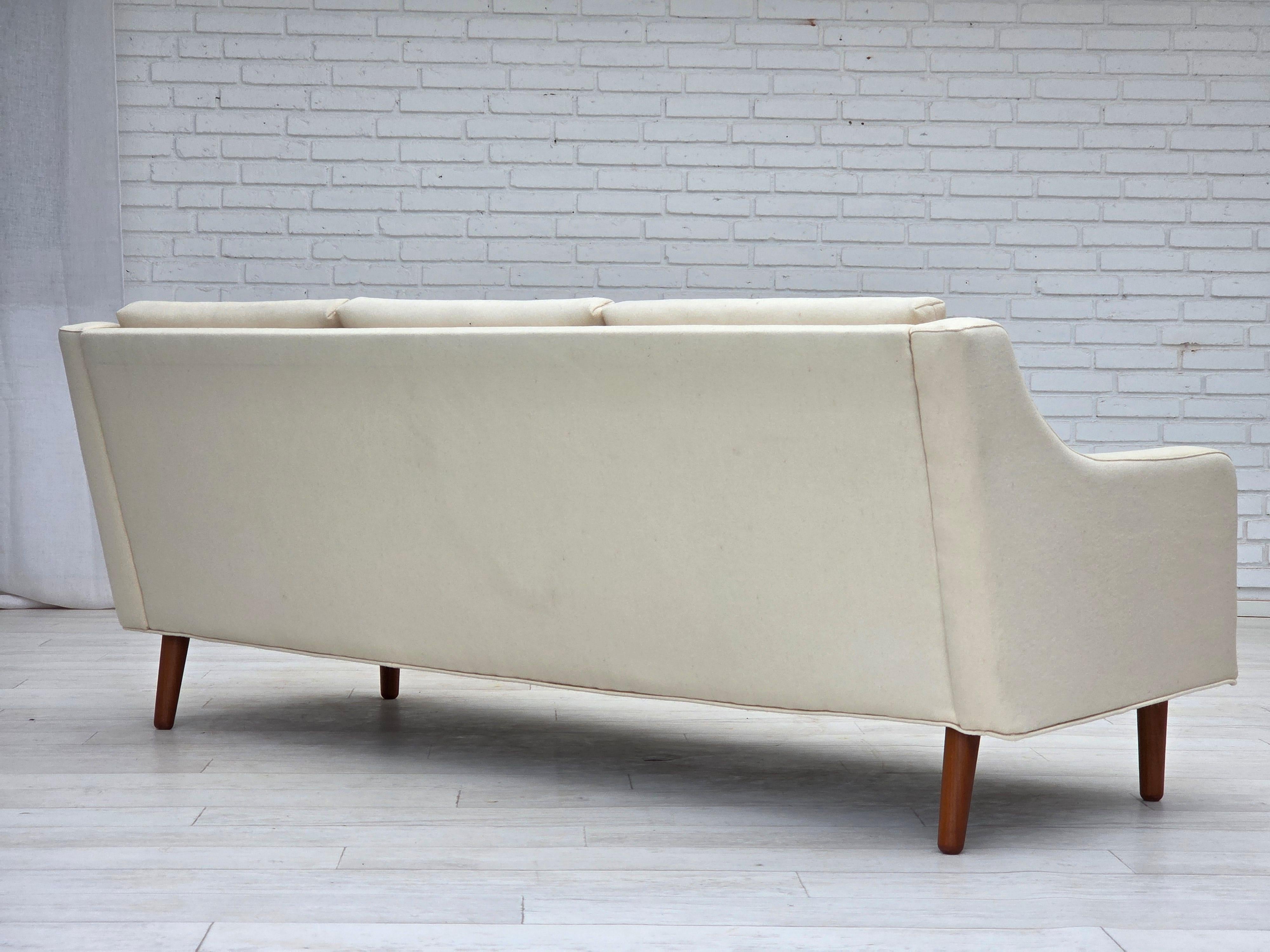 Fin du 20e siècle 1970, canapé danois à 3 places, meubles en laine beige/blanc, pieds en bois de teck. en vente