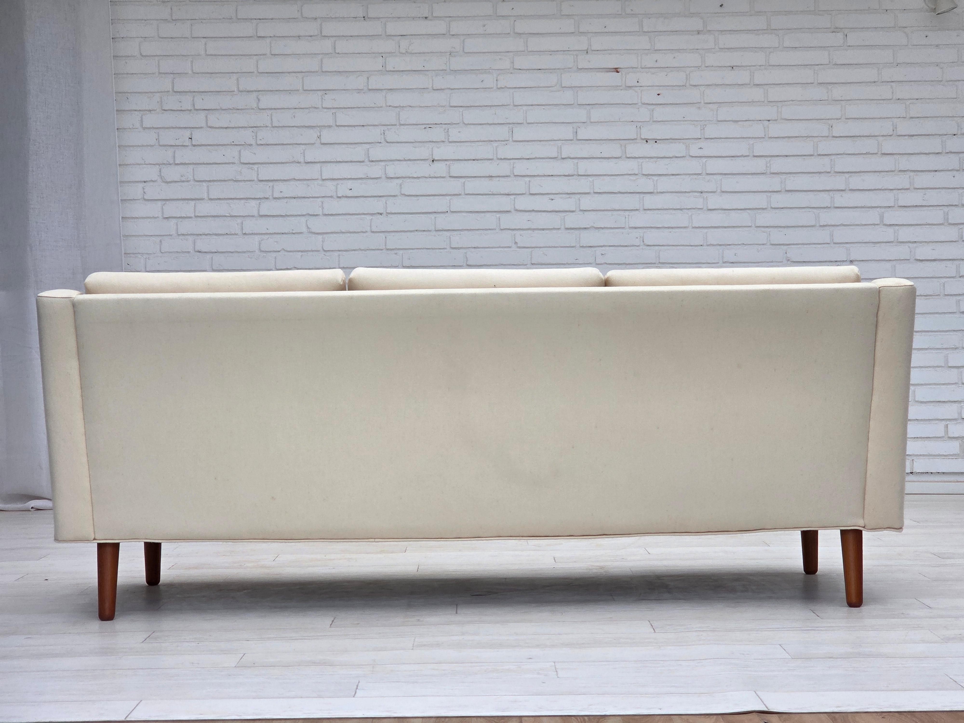Laine 1970, canapé danois à 3 places, meubles en laine beige/blanc, pieds en bois de teck. en vente