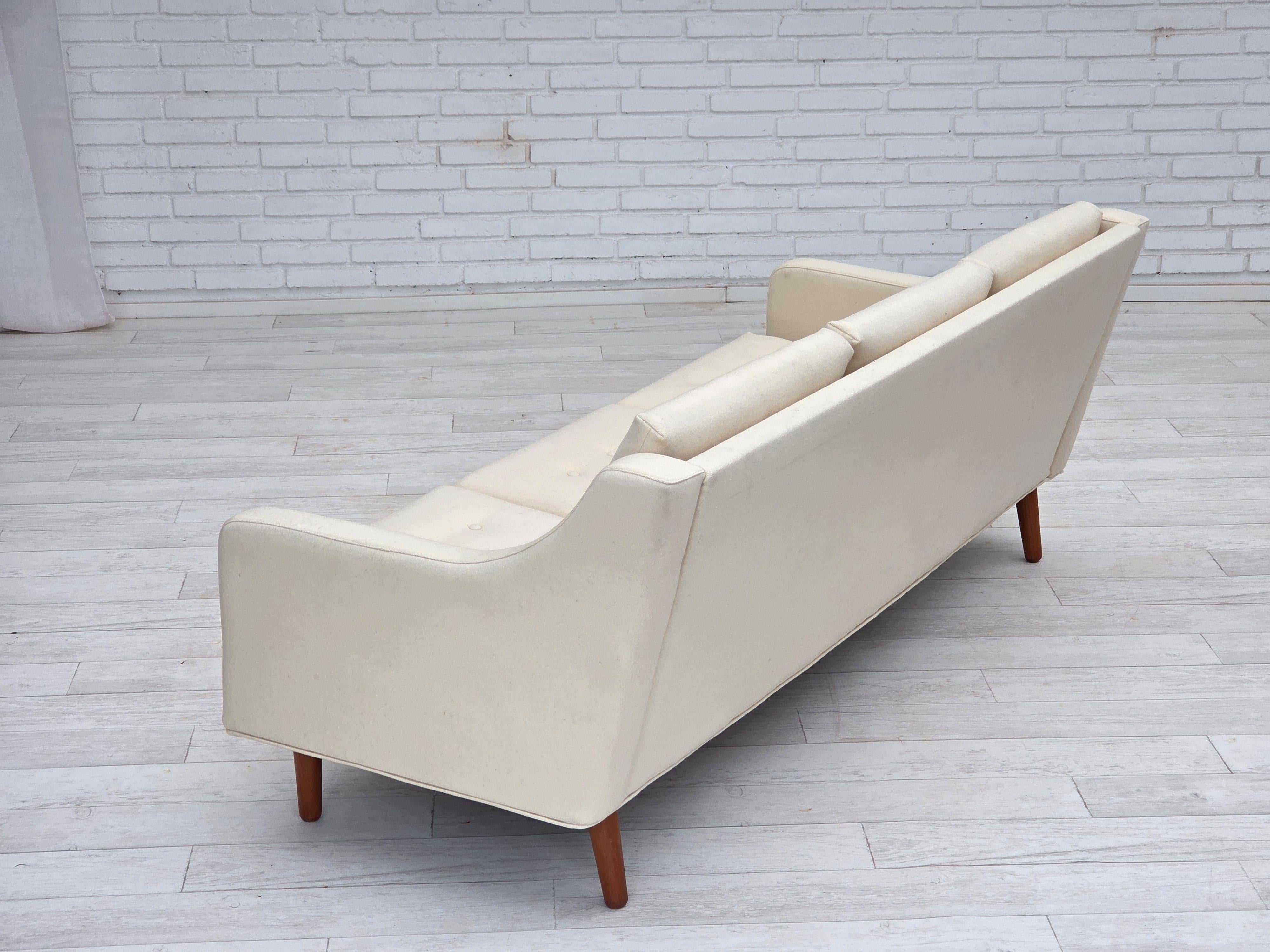 1970, canapé danois à 3 places, meubles en laine beige/blanc, pieds en bois de teck. en vente 1