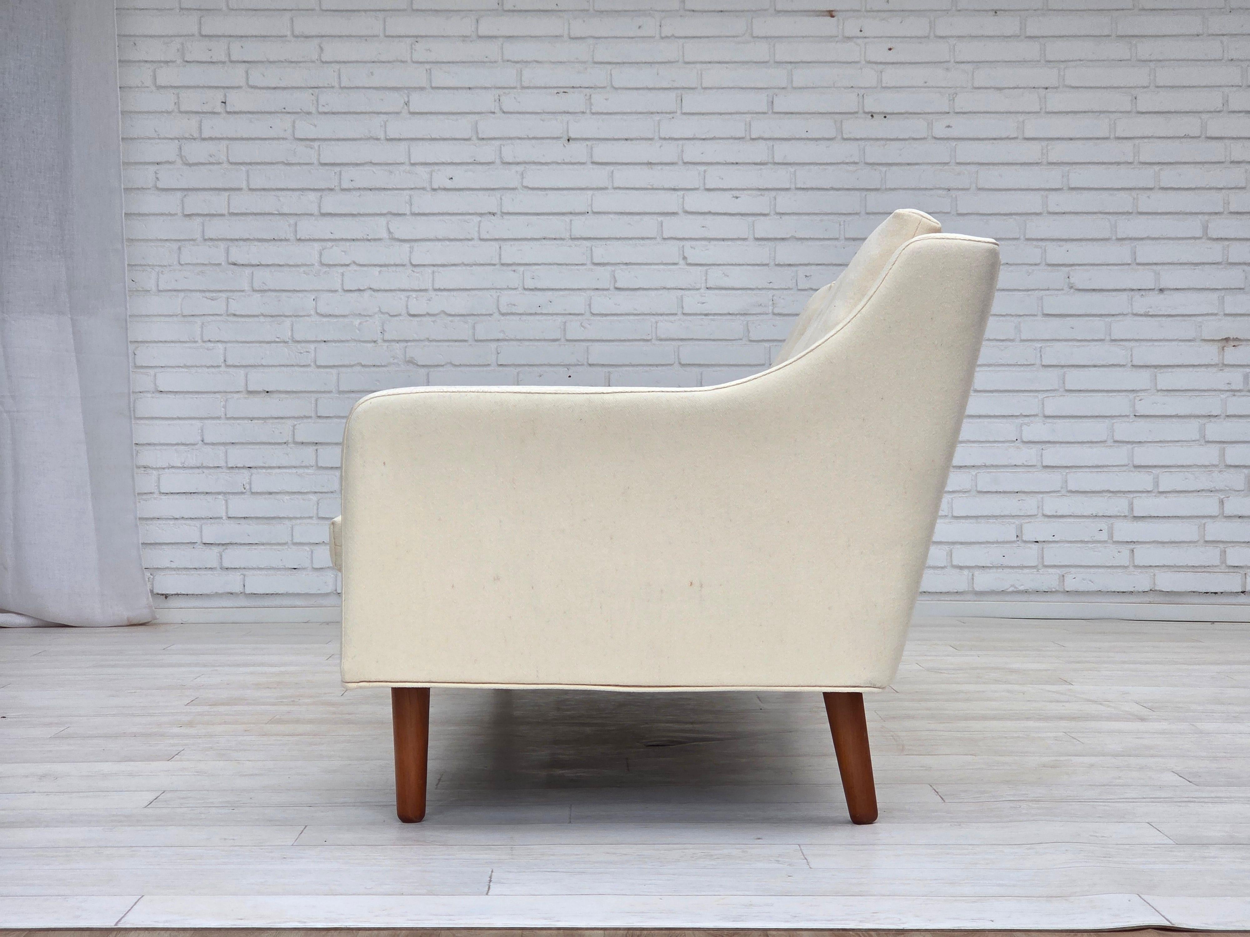 1970, canapé danois à 3 places, meubles en laine beige/blanc, pieds en bois de teck. en vente 2