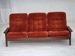 1970er Jahre, 3-sitziges dänisches Sofa, orange/roter Möbelvelours, Eichenholz.