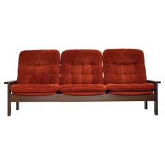 1970er Jahre, 3-sitziges dänisches Sofa, orange/roter Möbelvelours, Eichenholz.