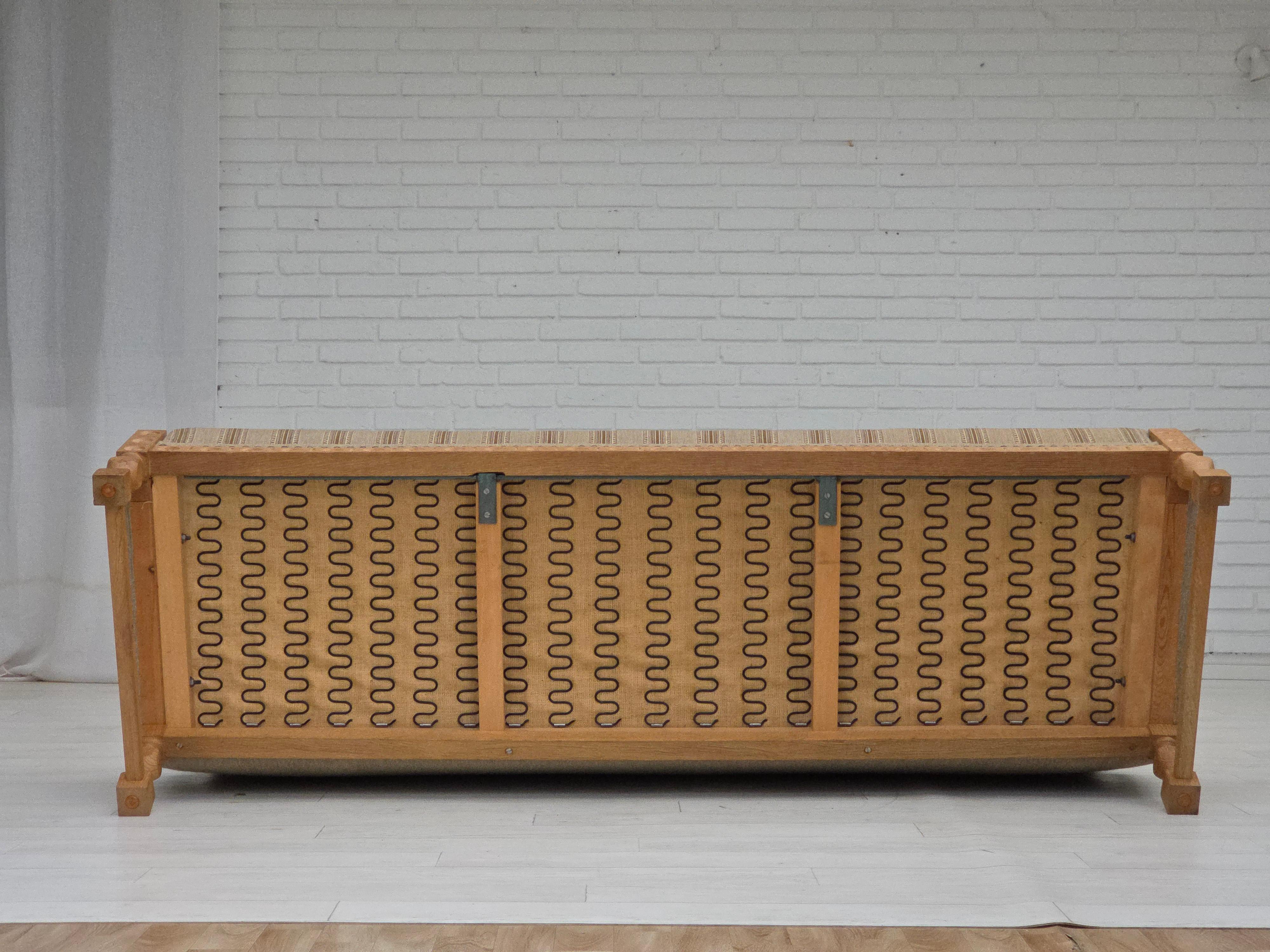 1970s, 3-seater Danish sofa, original beige furniture wool, solid oak wood. For Sale 4