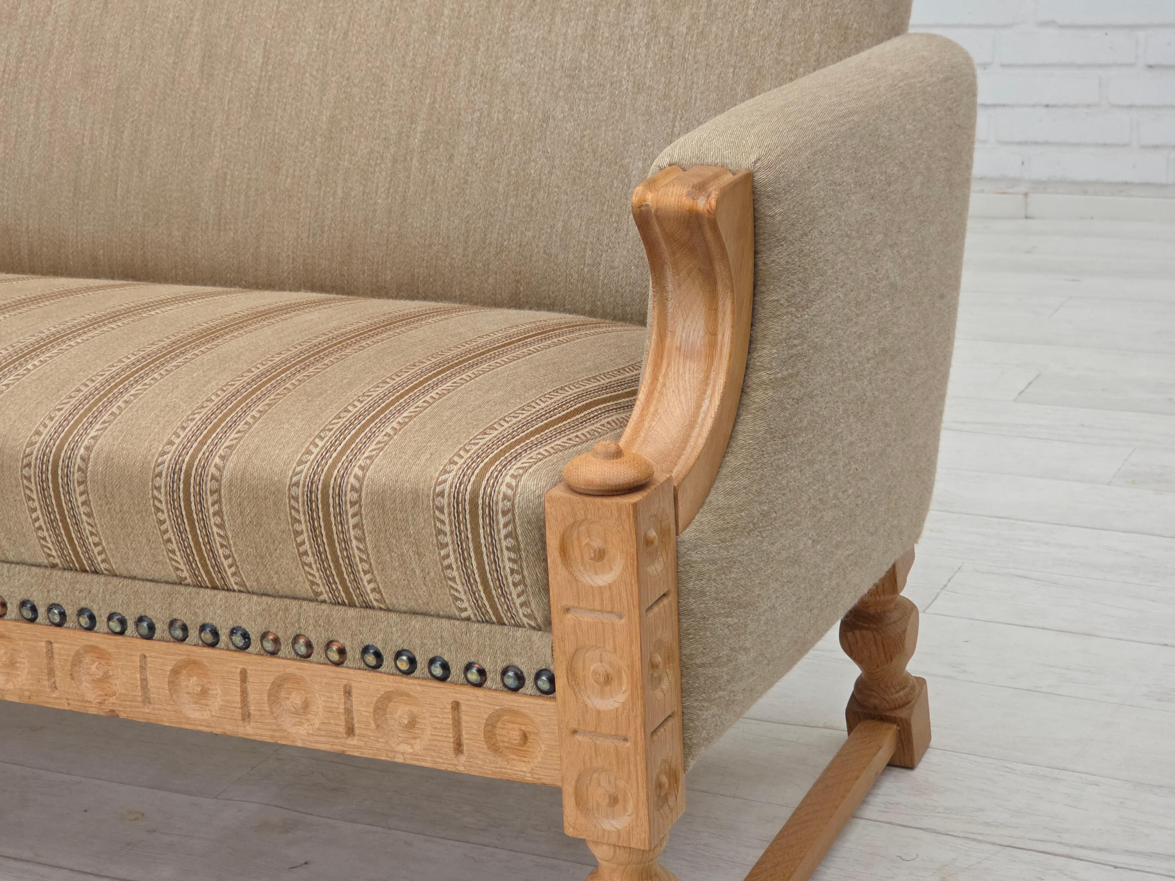 1970s, 3-seater Danish sofa, original beige furniture wool, solid oak wood. For Sale 5
