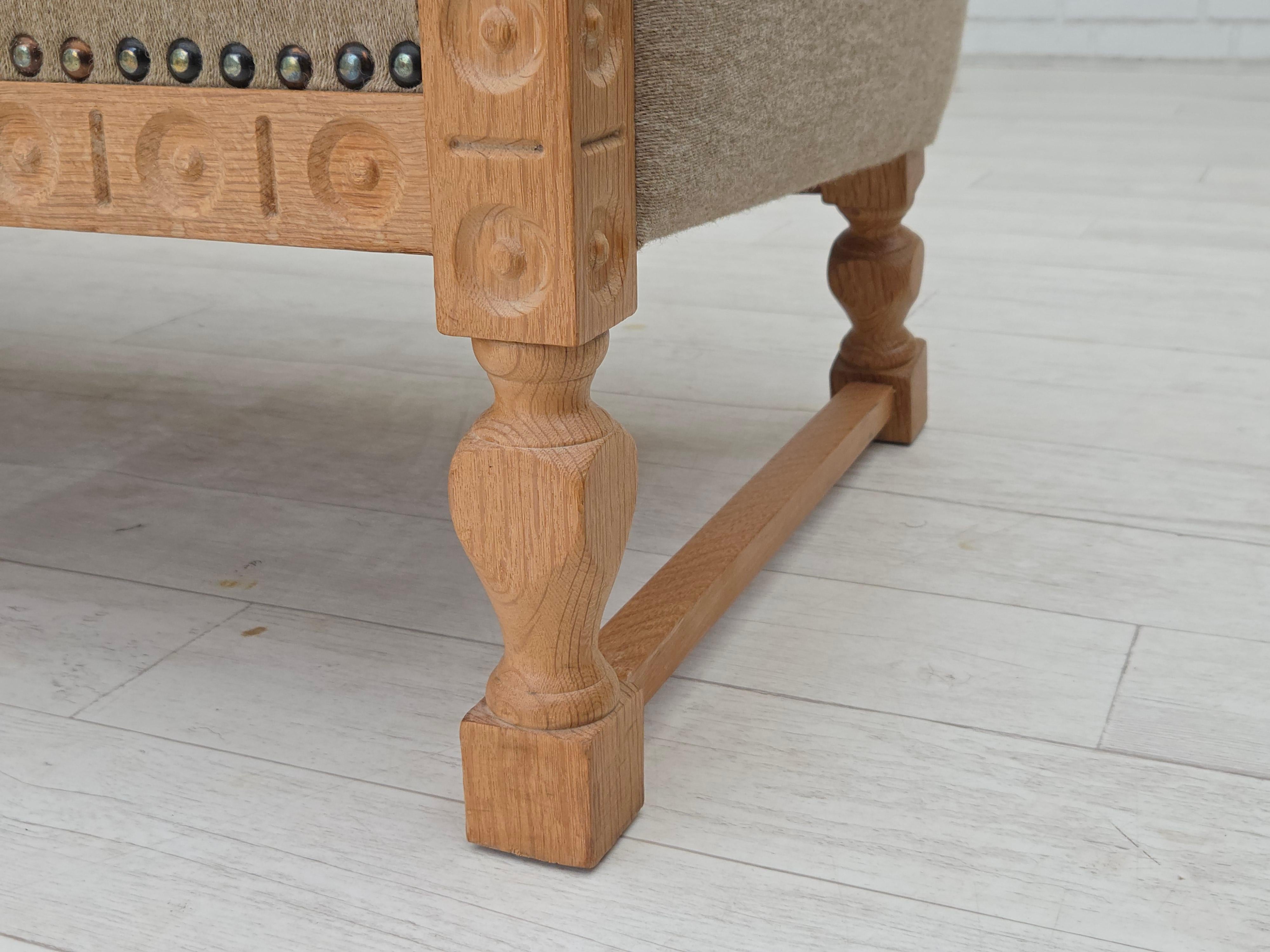 1970s, 3-seater Danish sofa, original beige furniture wool, solid oak wood. For Sale 6