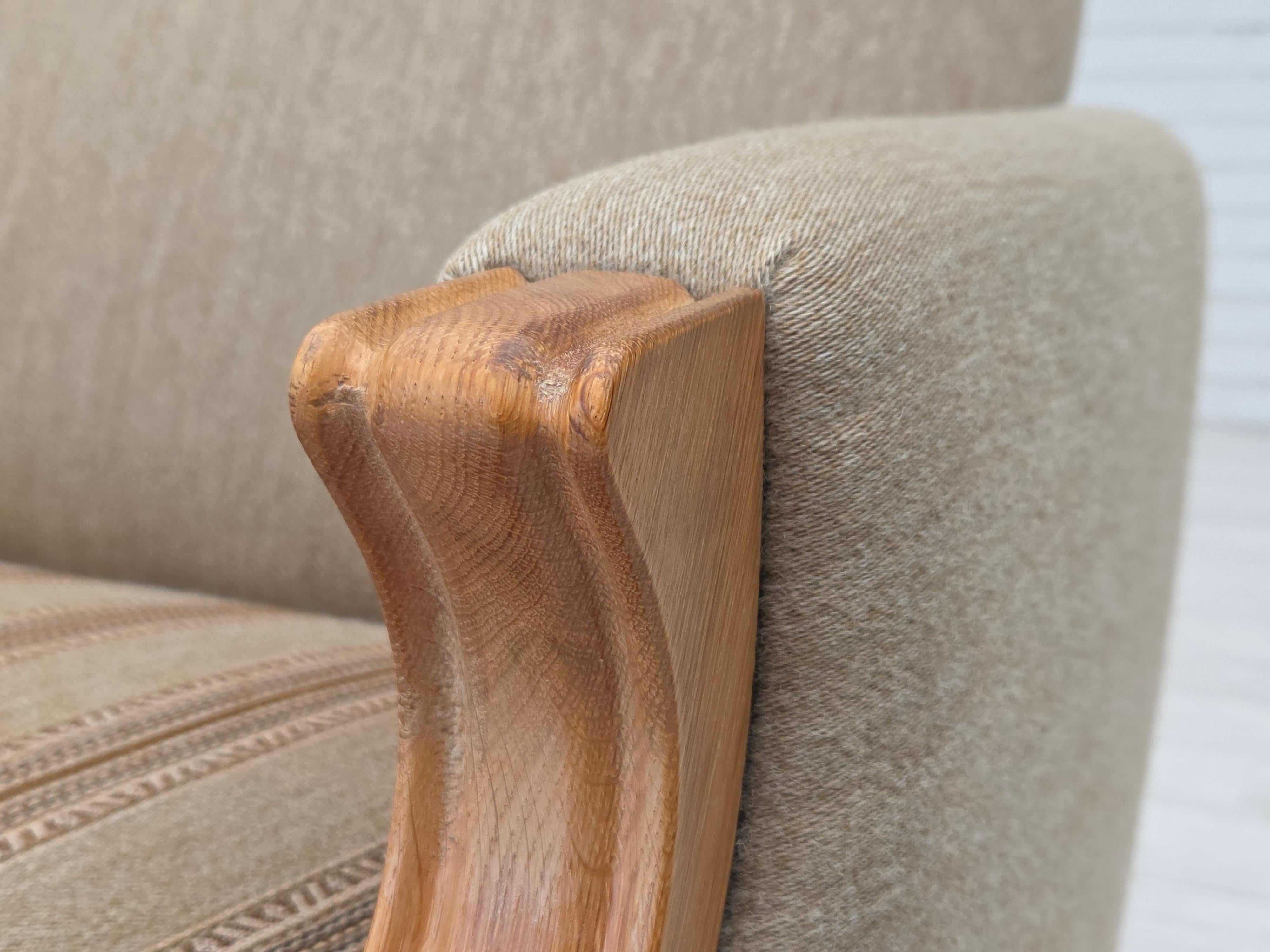 1970s, 3-seater Danish sofa, original beige furniture wool, solid oak wood. For Sale 7
