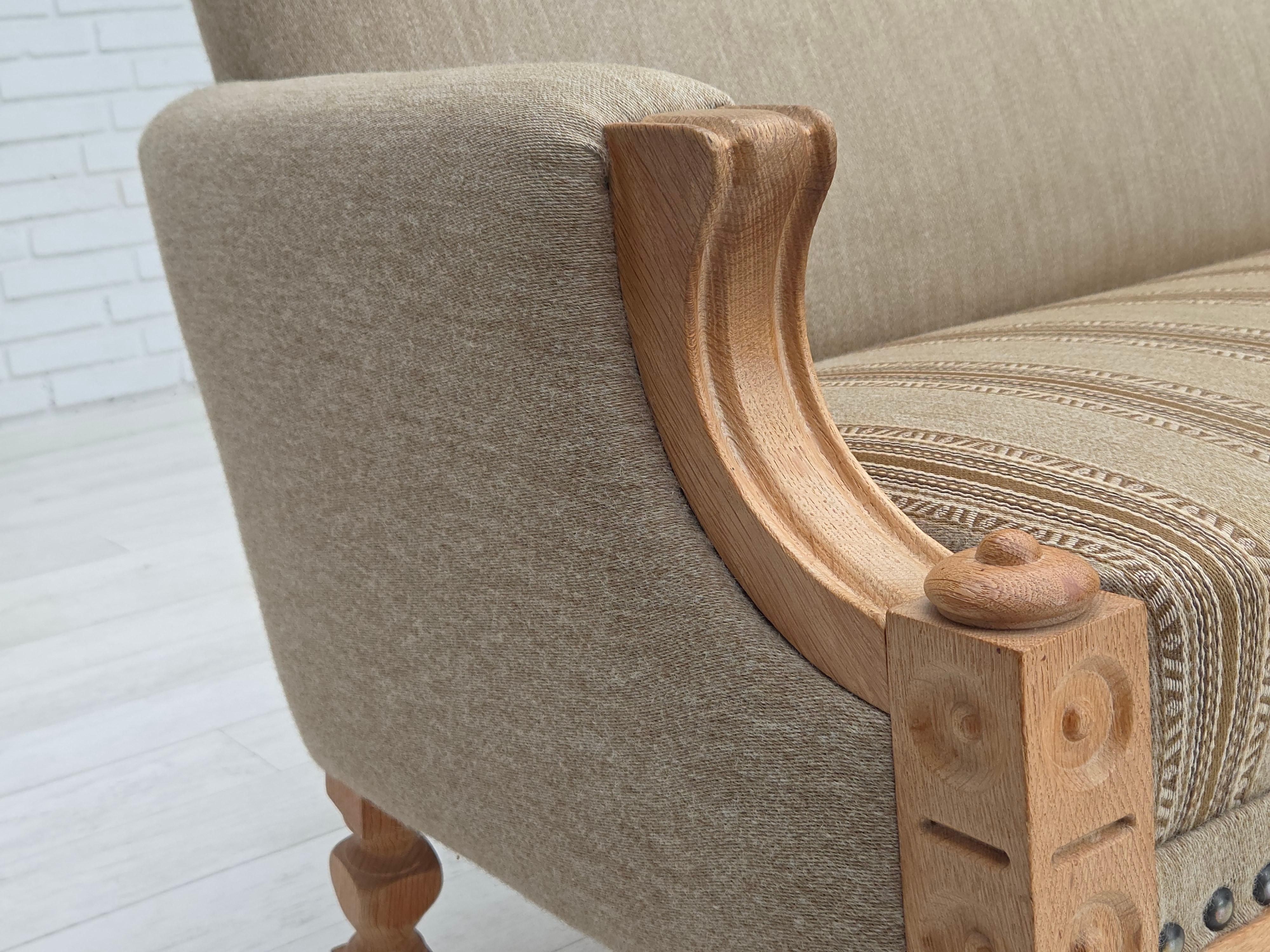 1970s, 3-seater Danish sofa, original beige furniture wool, solid oak wood. For Sale 8