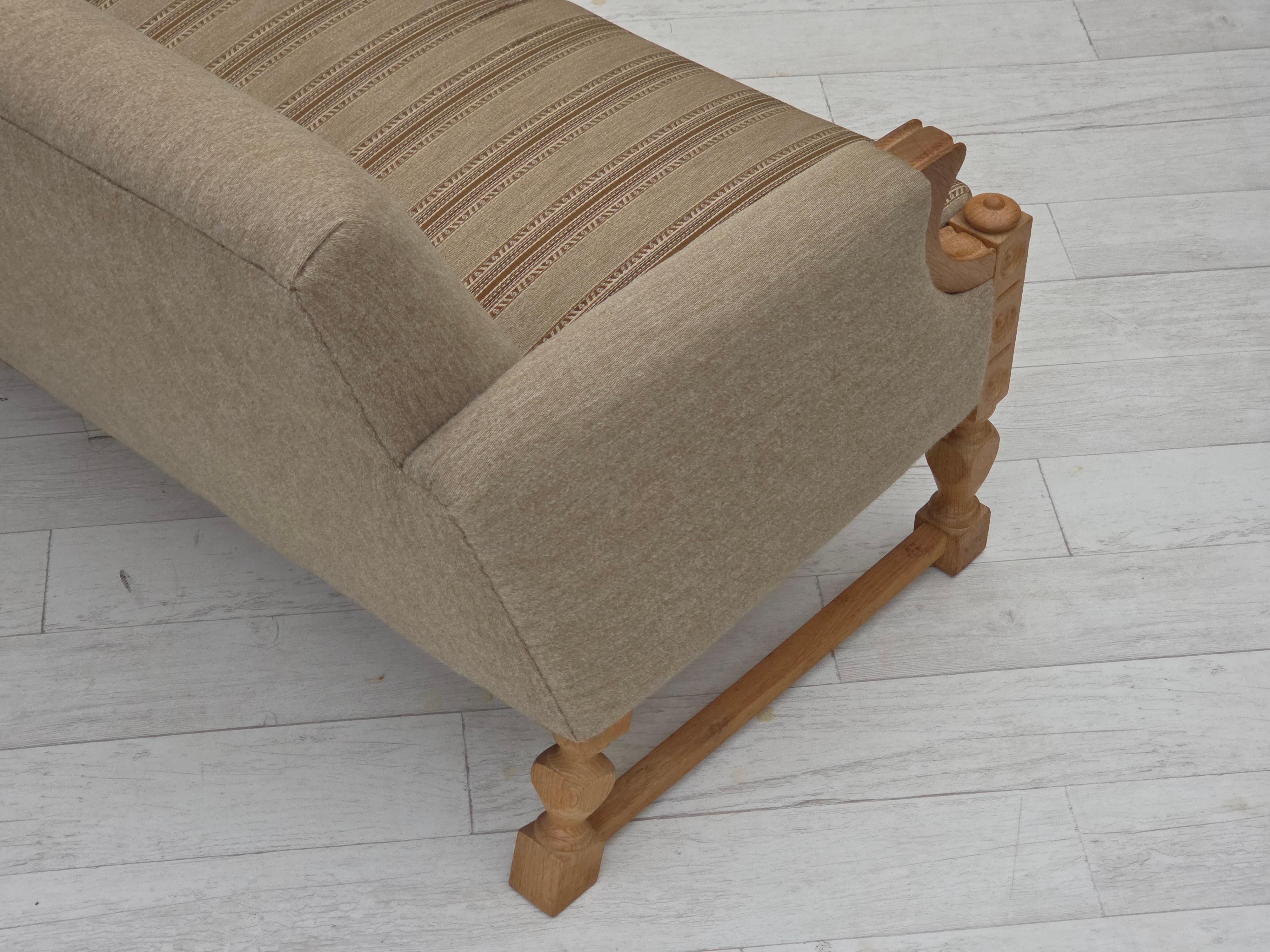 1970s, 3-seater Danish sofa, original beige furniture wool, solid oak wood. For Sale 10