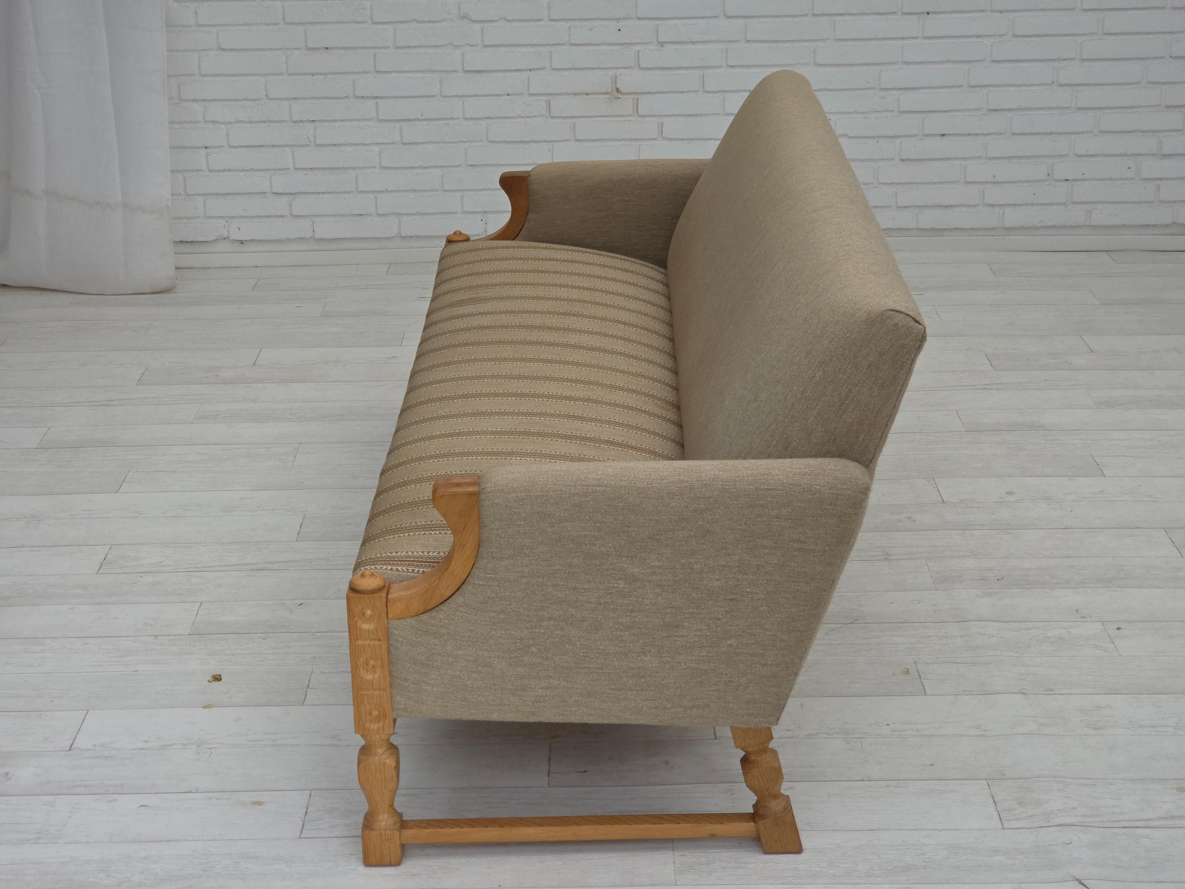 1970s, 3-seater Danish sofa, original beige furniture wool, solid oak wood. For Sale 11