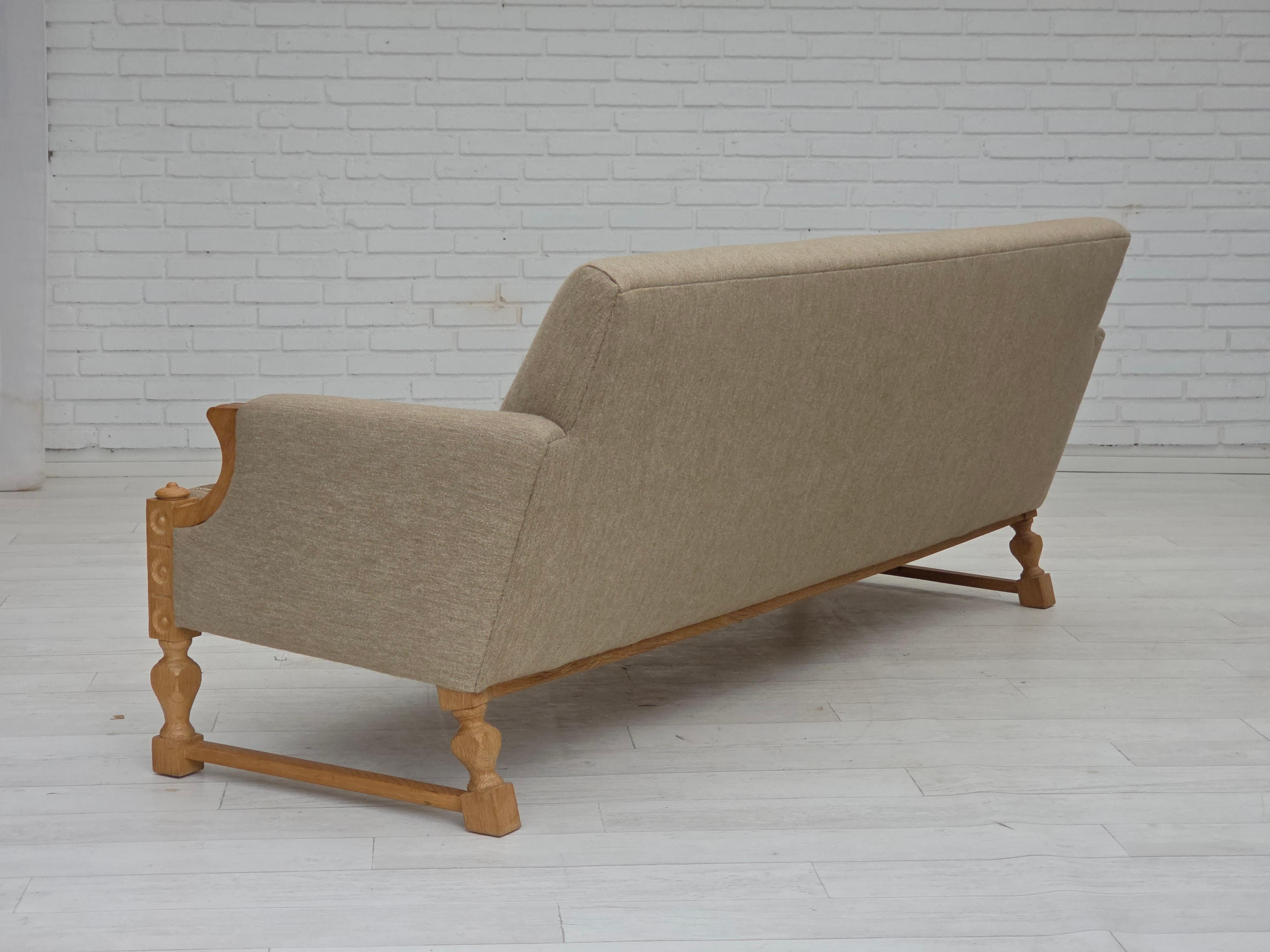 1970s, 3-seater Danish sofa, original beige furniture wool, solid oak wood. For Sale 2
