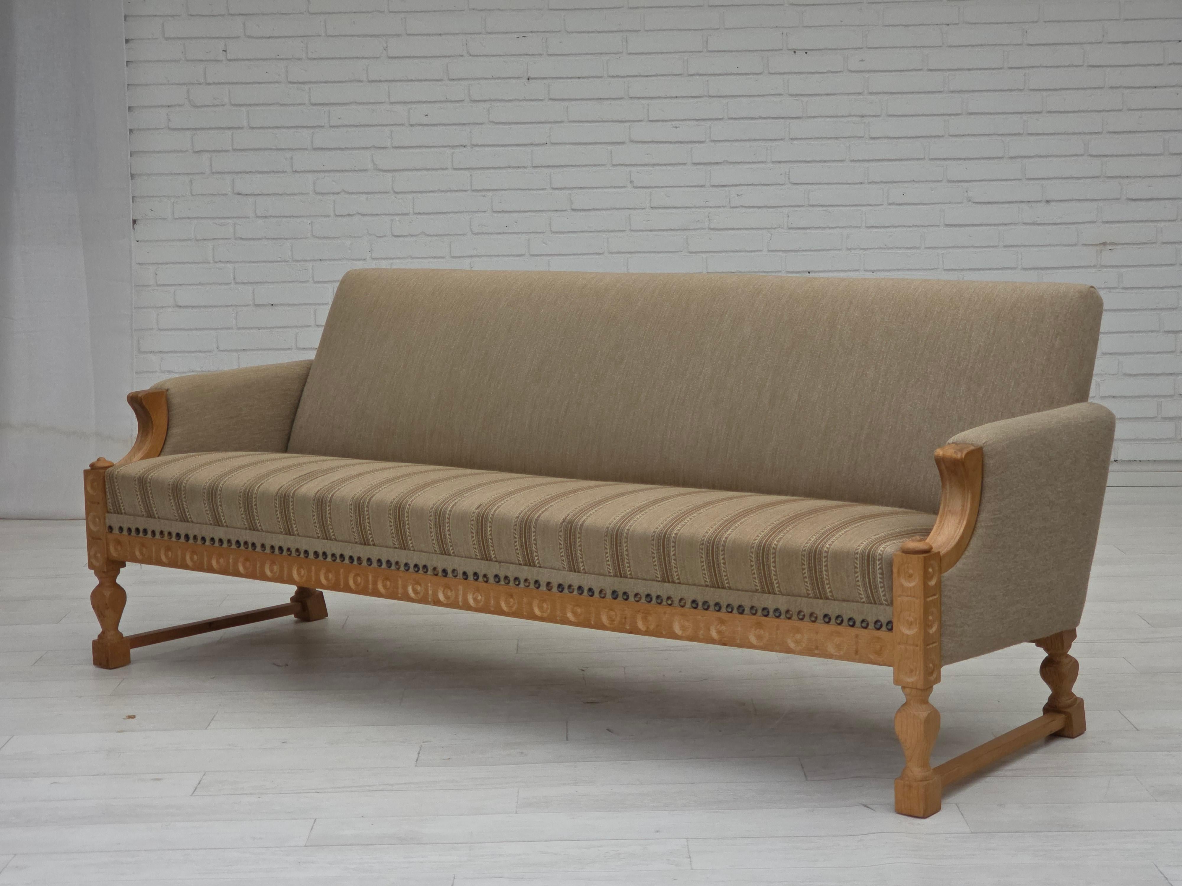 1970s, 3-seater Danish sofa, original beige furniture wool, solid oak wood. For Sale 3