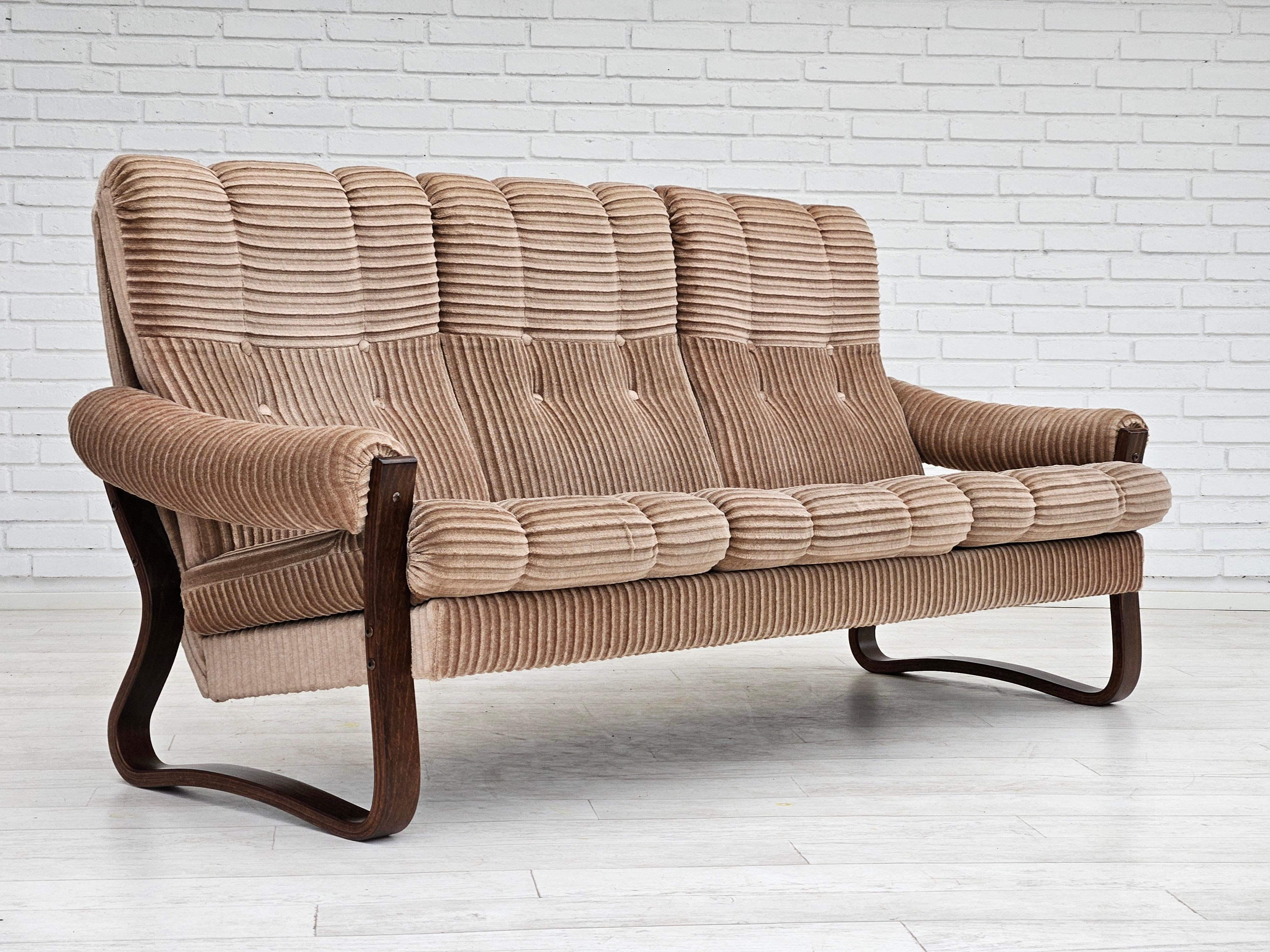 Scandinavo moderno Divano danese a 3 posti degli anni '70, originale in ottime condizioni, in velluto a coste. in vendita