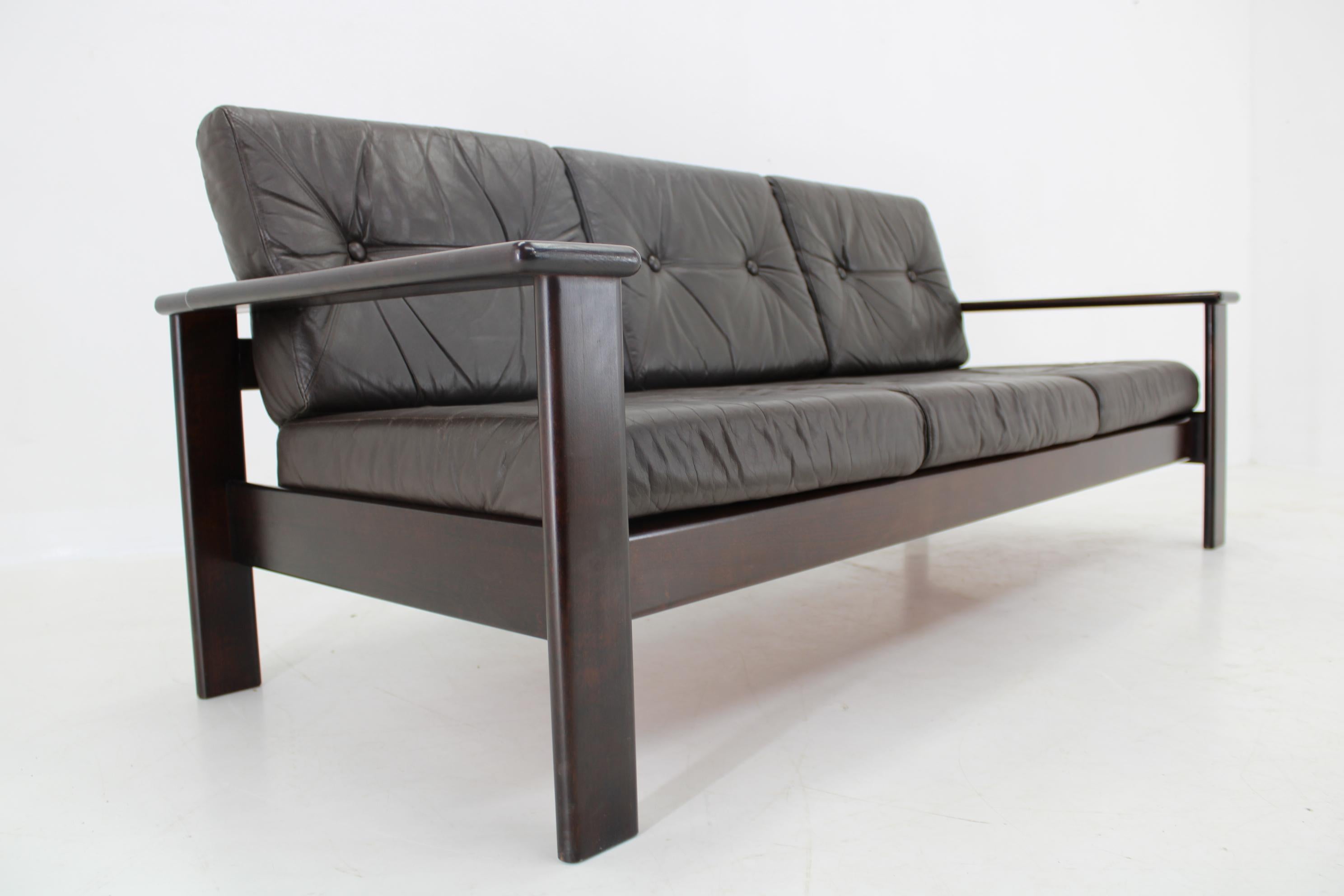 Mid-Century Modern 1970s 3- Seater Leather Sofa by Lepofinn, Finland For Sale