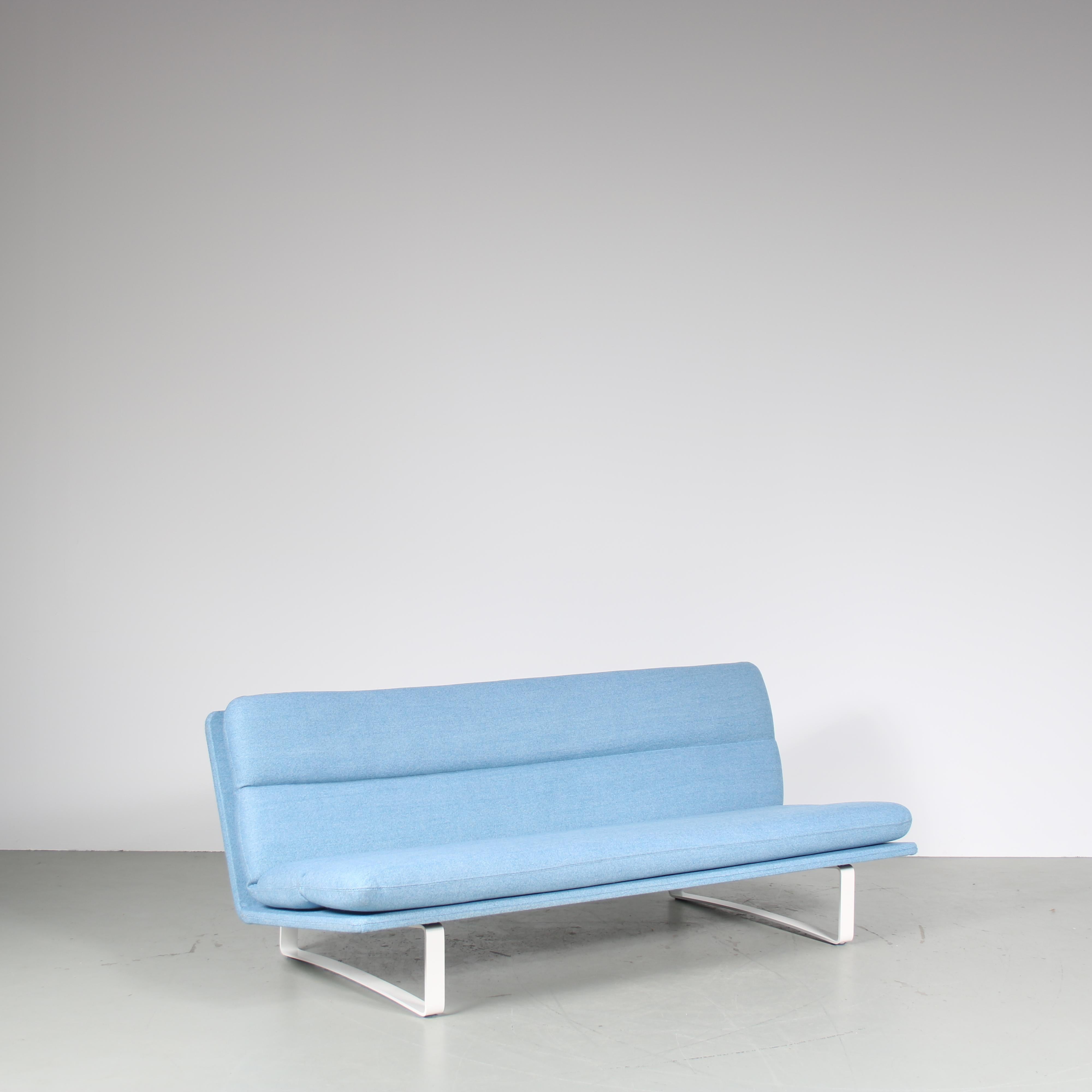 Un joli canapé à trois places conçu par Design/One et fabriqué par Artifort aux Pays-Bas vers 1970.

Cette pièce emblématique est dotée d'une base en métal blanc courbé. L'assise, le dossier et les coussins ont été récemment recouverts d'un