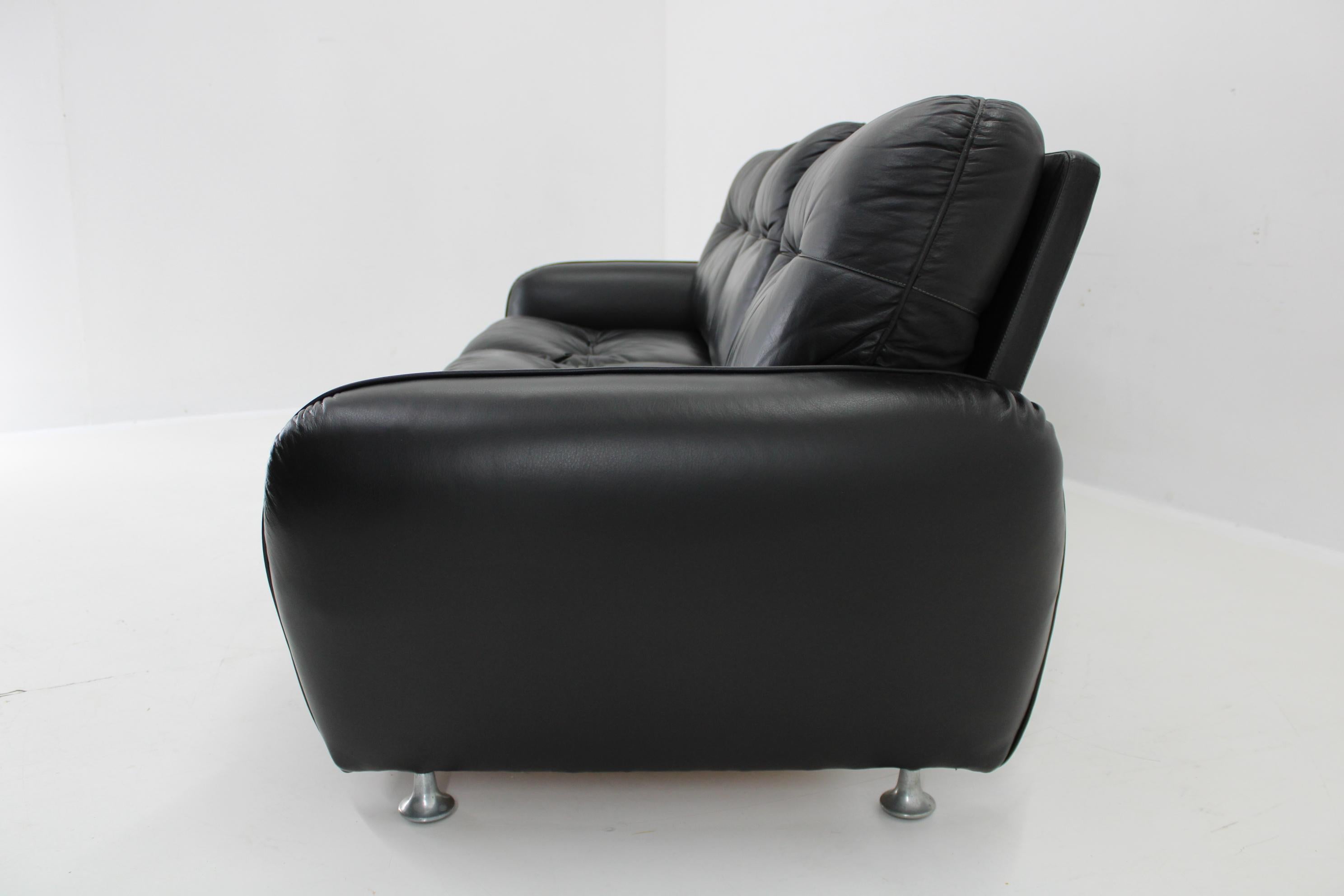 1970er 3-Sitzer Sofa aus schwarzem Leder, Italien im Zustand „Gut“ im Angebot in Praha, CZ