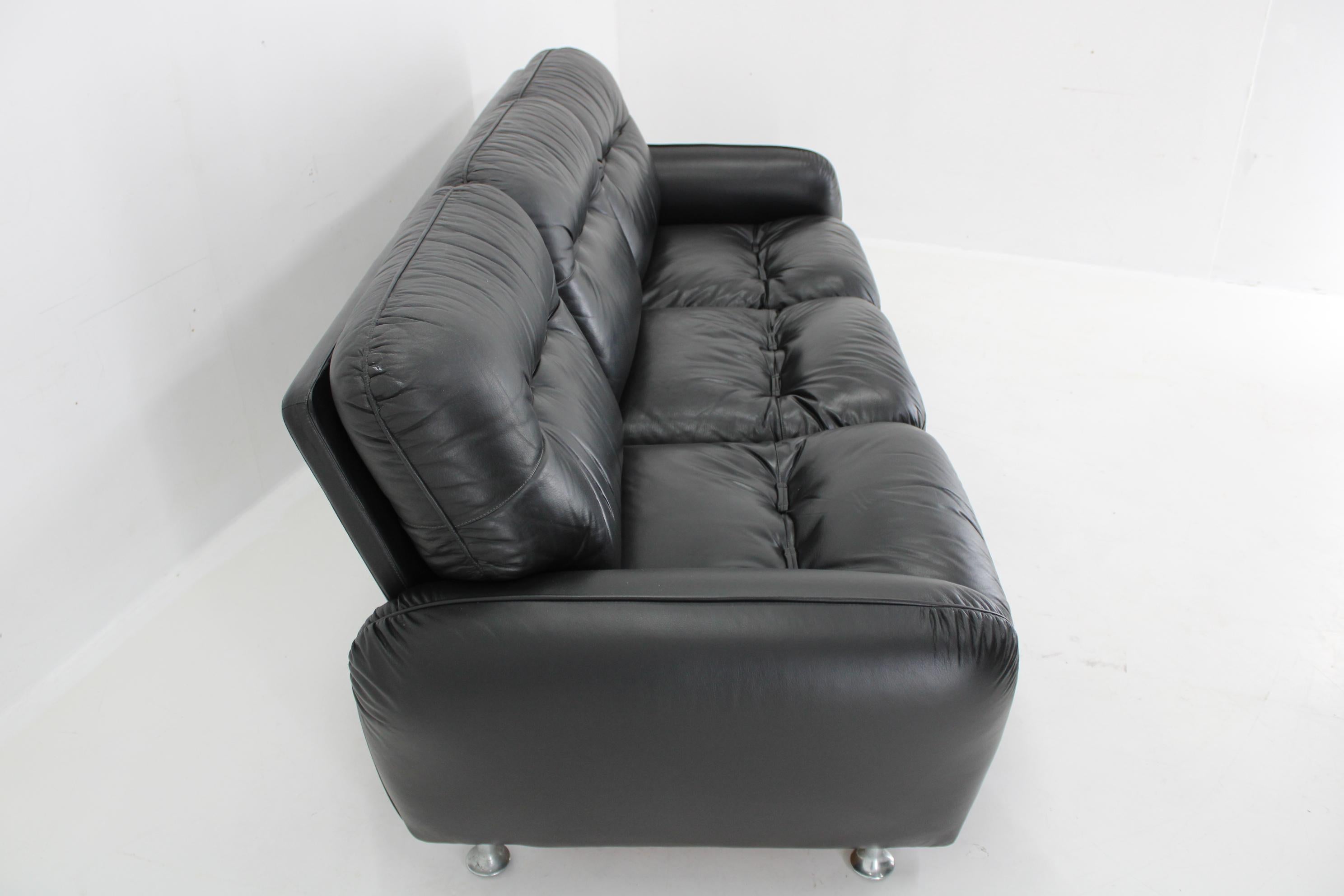 1970er 3-Sitzer Sofa aus schwarzem Leder, Italien im Angebot 1