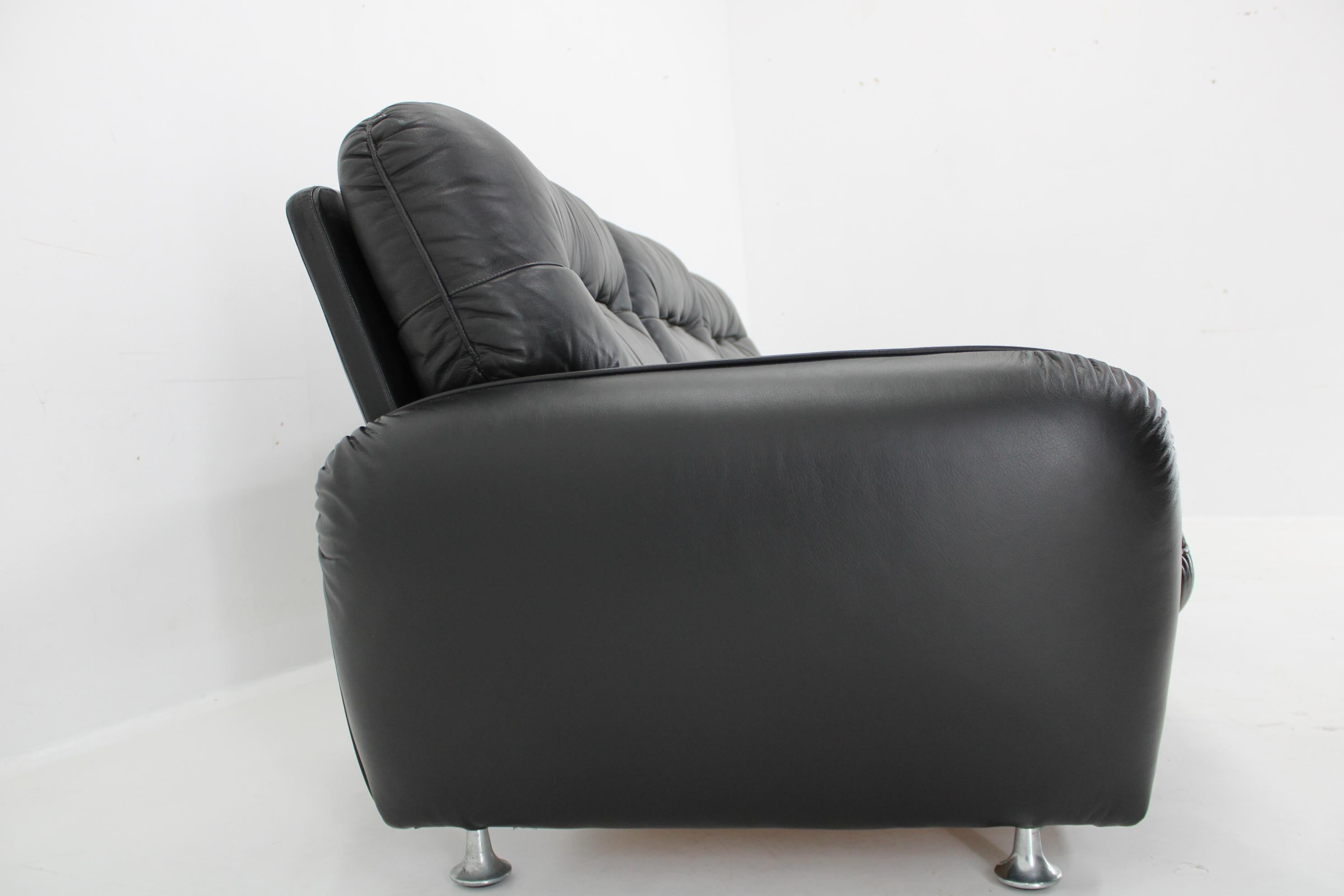 1970er 3-Sitzer Sofa aus schwarzem Leder, Italien im Angebot 2