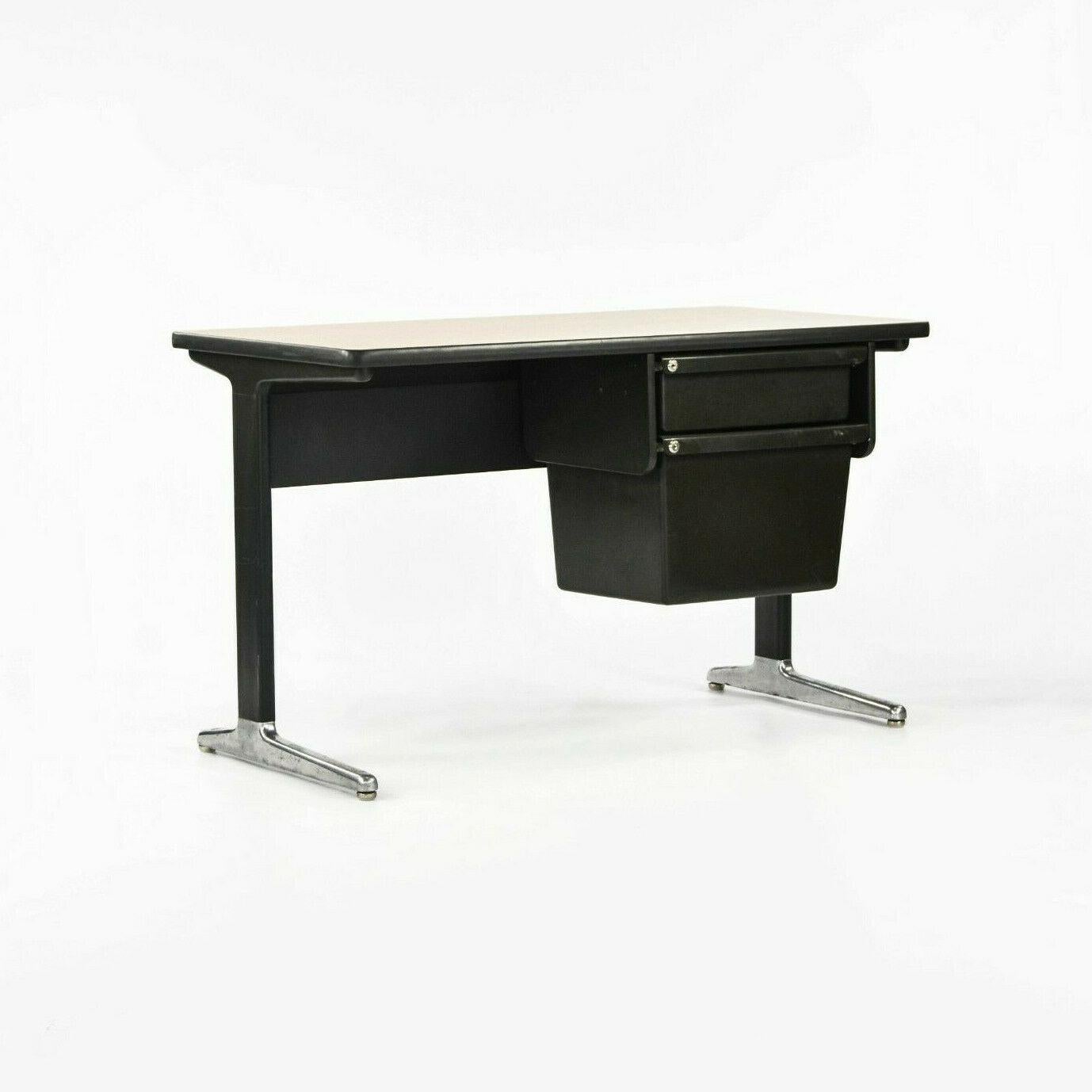 In vendita c'è una scrivania originale degli anni '70 di Herman Miller Action Office con due cassetti, disegnata da George Nelson e Robert Probst. Si tratta di un esemplare deliziosamente originale, uscito da un ufficio in North Carolina,