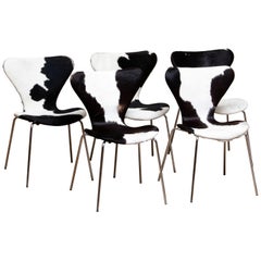 1970er, 5 Esszimmerstühle aus Kuhfell von Arne Jacobsen & Fritz Hansen Modell 3107