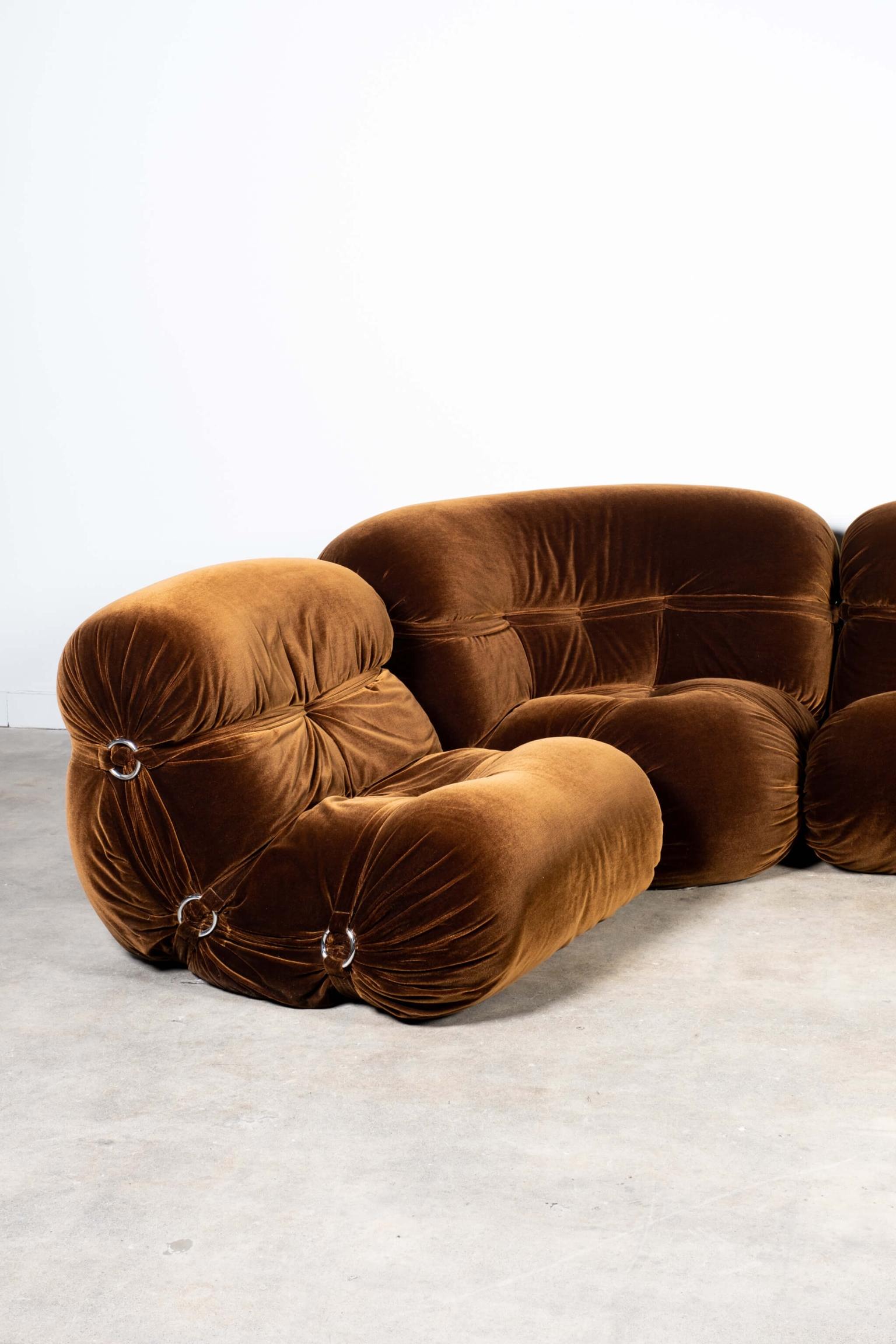 Configure this impressive piece as you wish. The sofa sections can be used separately or together, lending a flexibility to your design. The backs and armrests are attached with rings and carabiners.
Mint condition, in its original cinnamon velvet,
