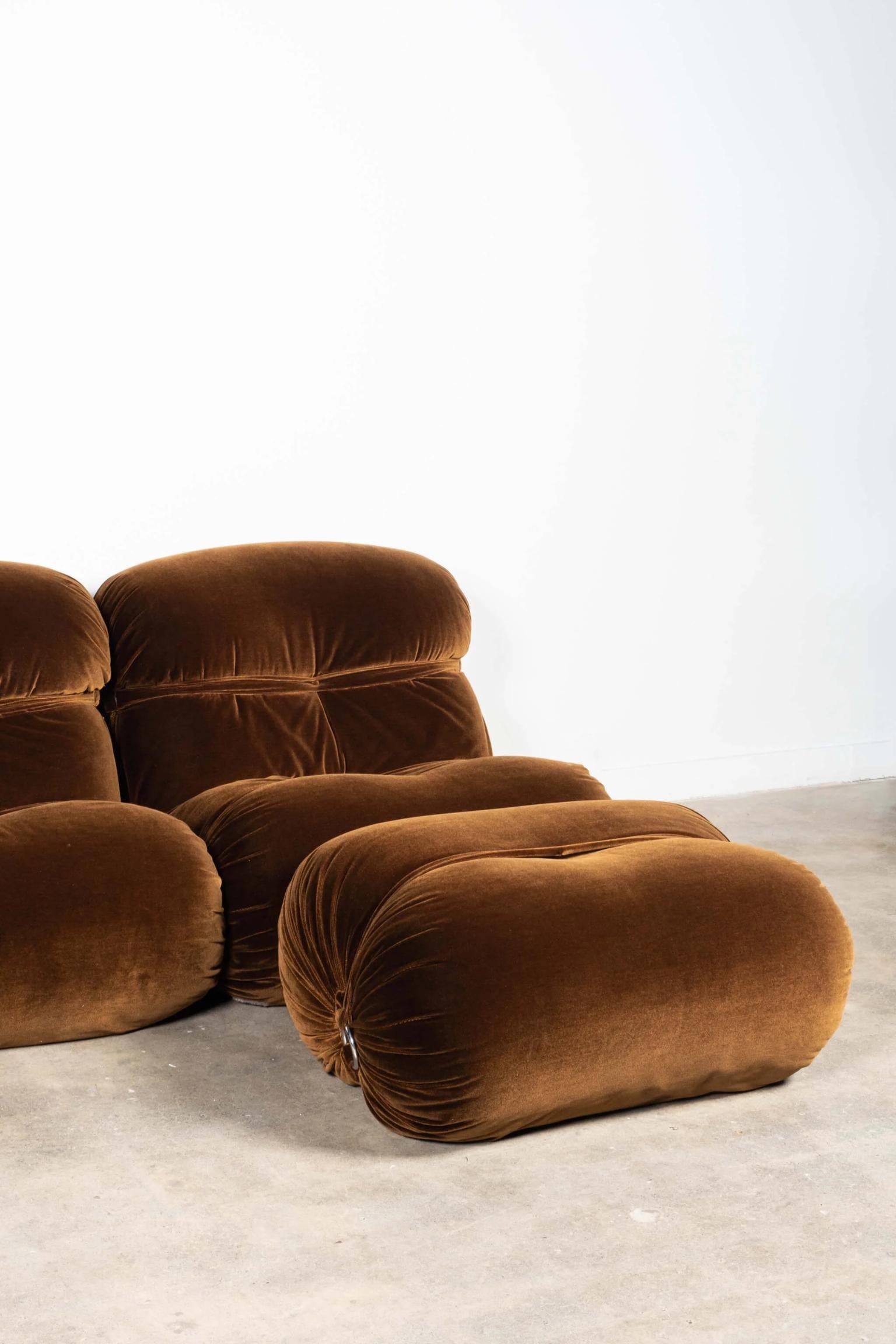 1970s 5 piece Modular Sofa in Original Chocolate Brown Velvet (Postmoderne) im Angebot
