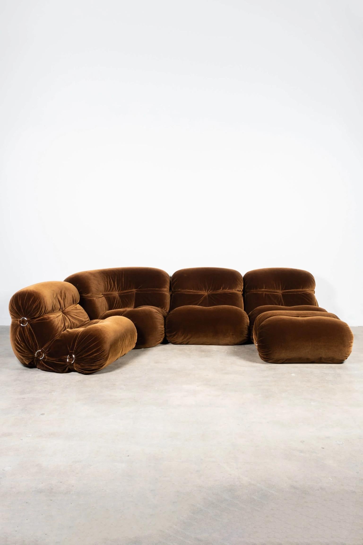 1970s 5 piece Modular Sofa in Original Chocolate Brown Velvet im Angebot 1