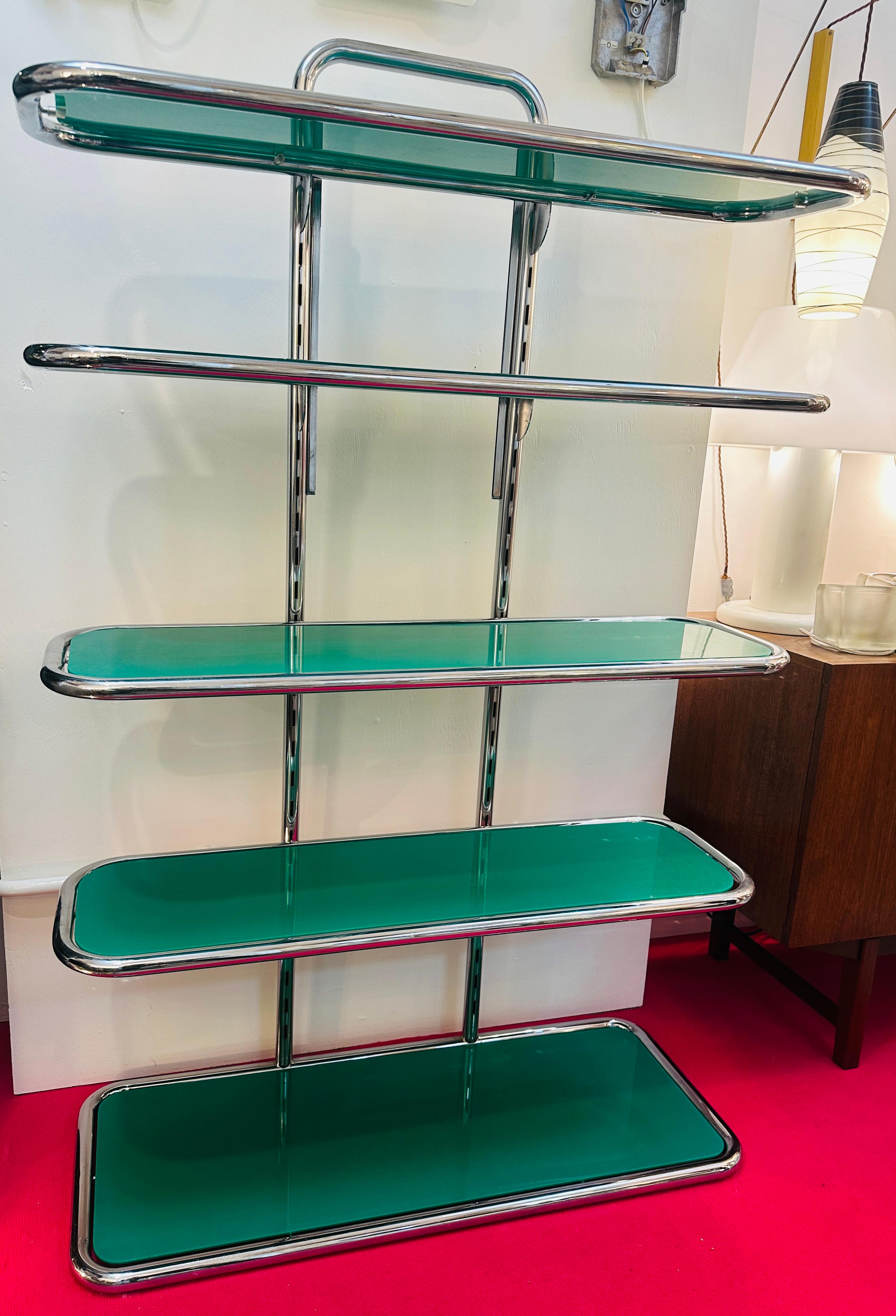 1970er Jahre Regal mit 5 Regalen aus Chrom und grünem Plexiglas - 2 VERFÜGBAR im Angebot 3