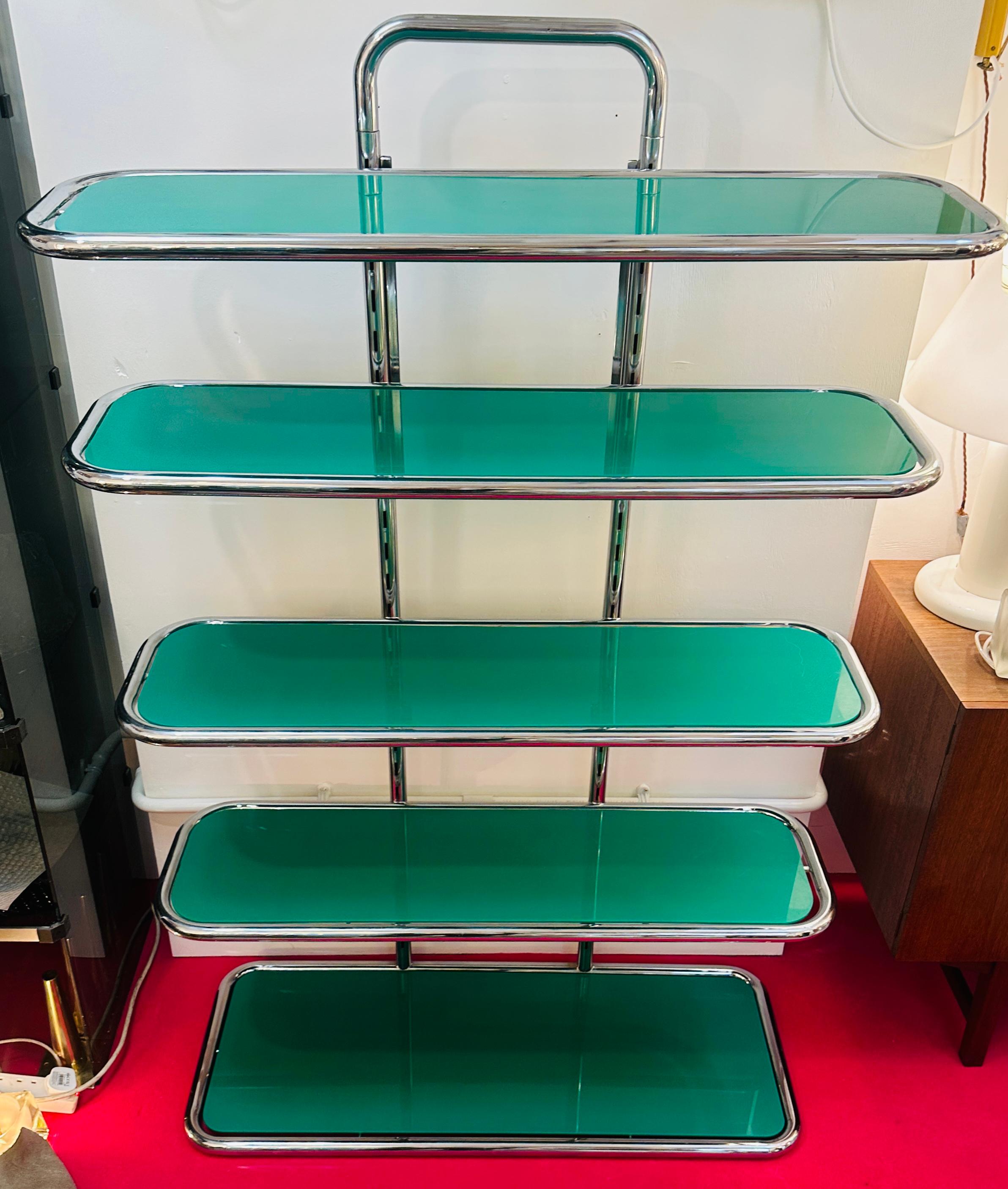 1970er Jahre Regal mit 5 Regalen aus Chrom und grünem Plexiglas - 2 VERFÜGBAR im Angebot 4