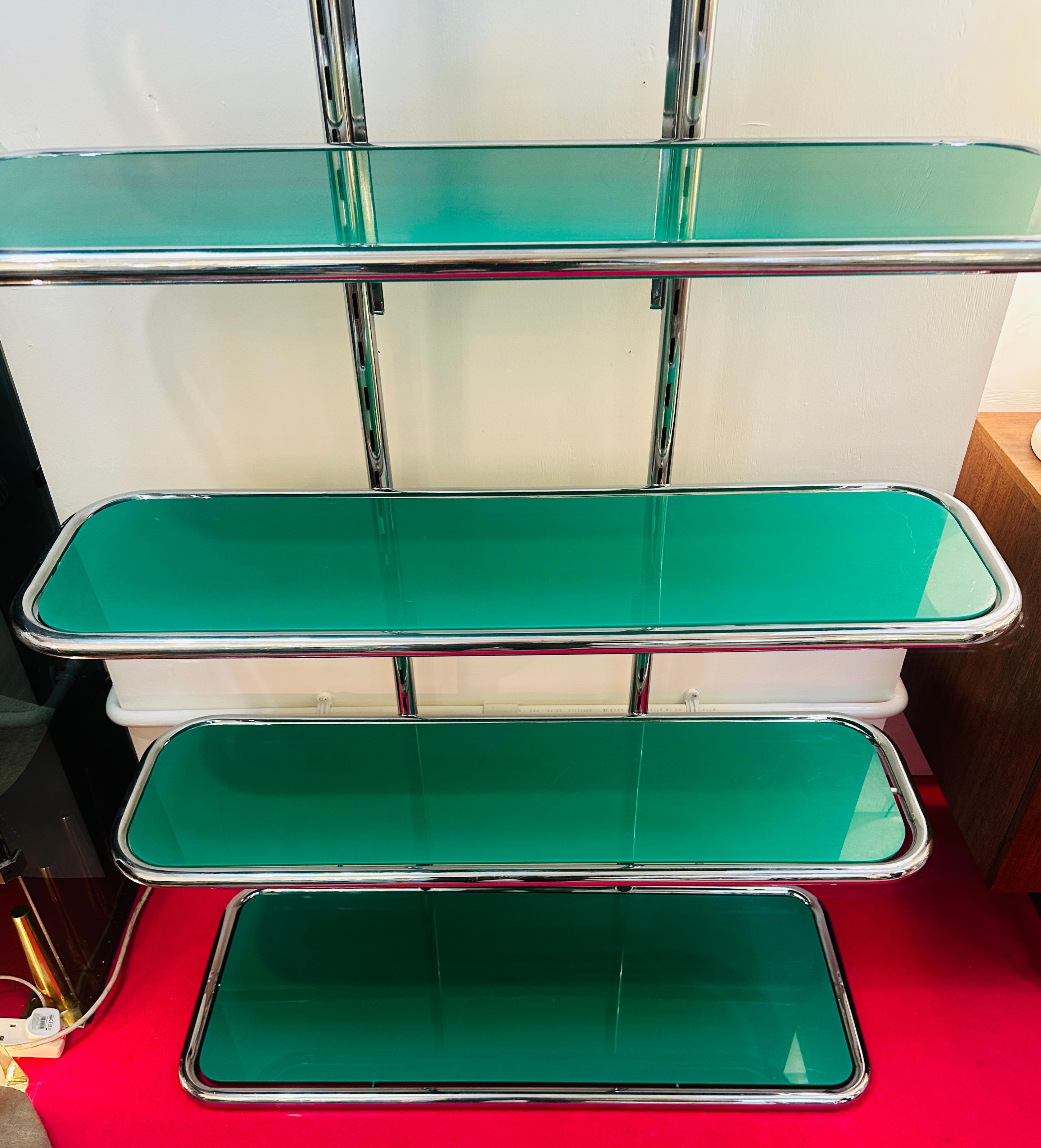 1970er Jahre Regal mit 5 Regalen aus Chrom und grünem Plexiglas - 2 VERFÜGBAR im Angebot 8