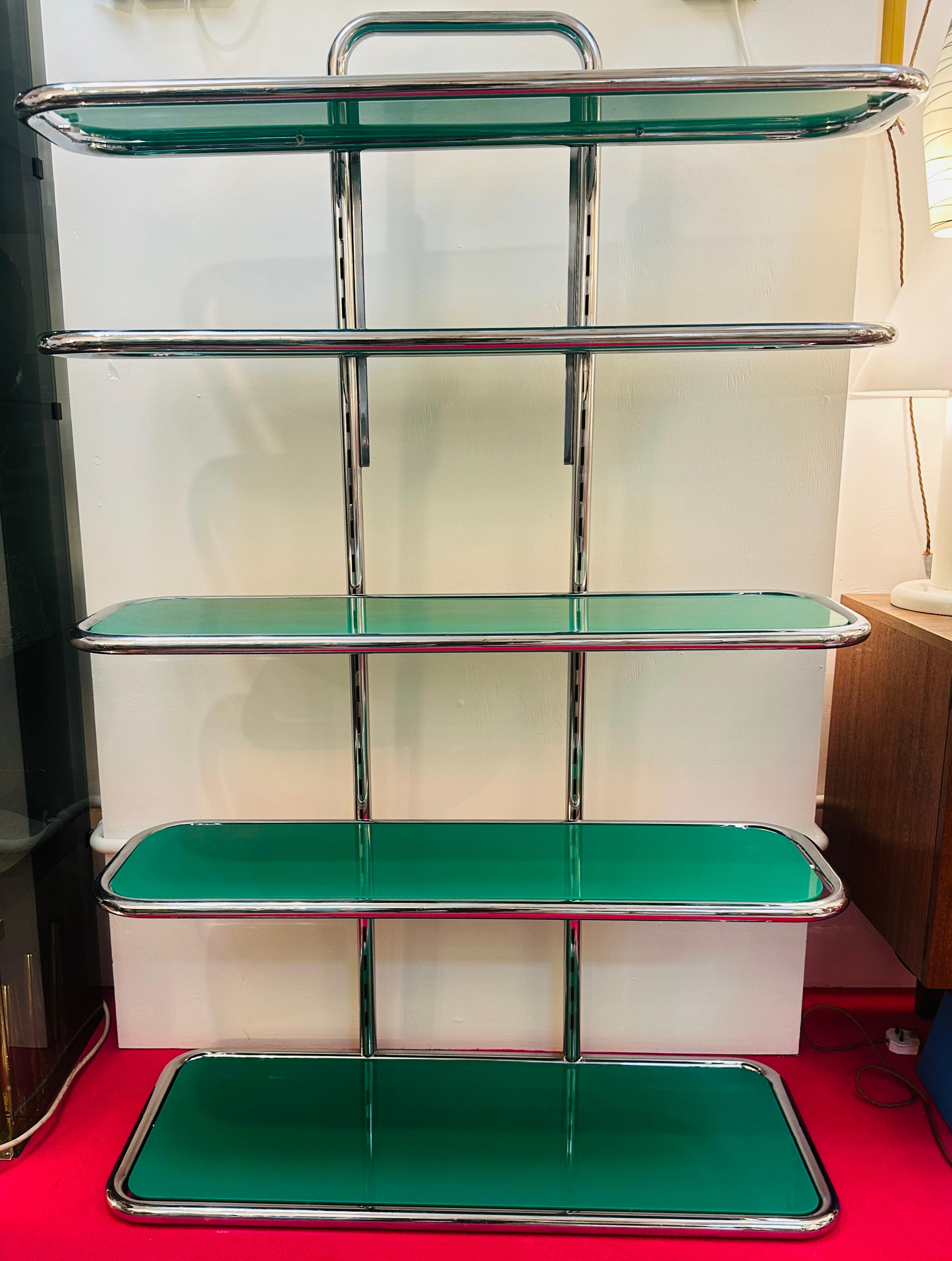 1970er Jahre fünf Regale aus poliertem Chromrohr und hellgrünem Plexiglas.  Das Gerät ist im Stil der Schweizer Kastenmöbelmarke USM Haller gehalten.  Die höhenverstellbaren Einlegeböden werden in die vertikale rechteckige Tragsäule eingesteckt, die