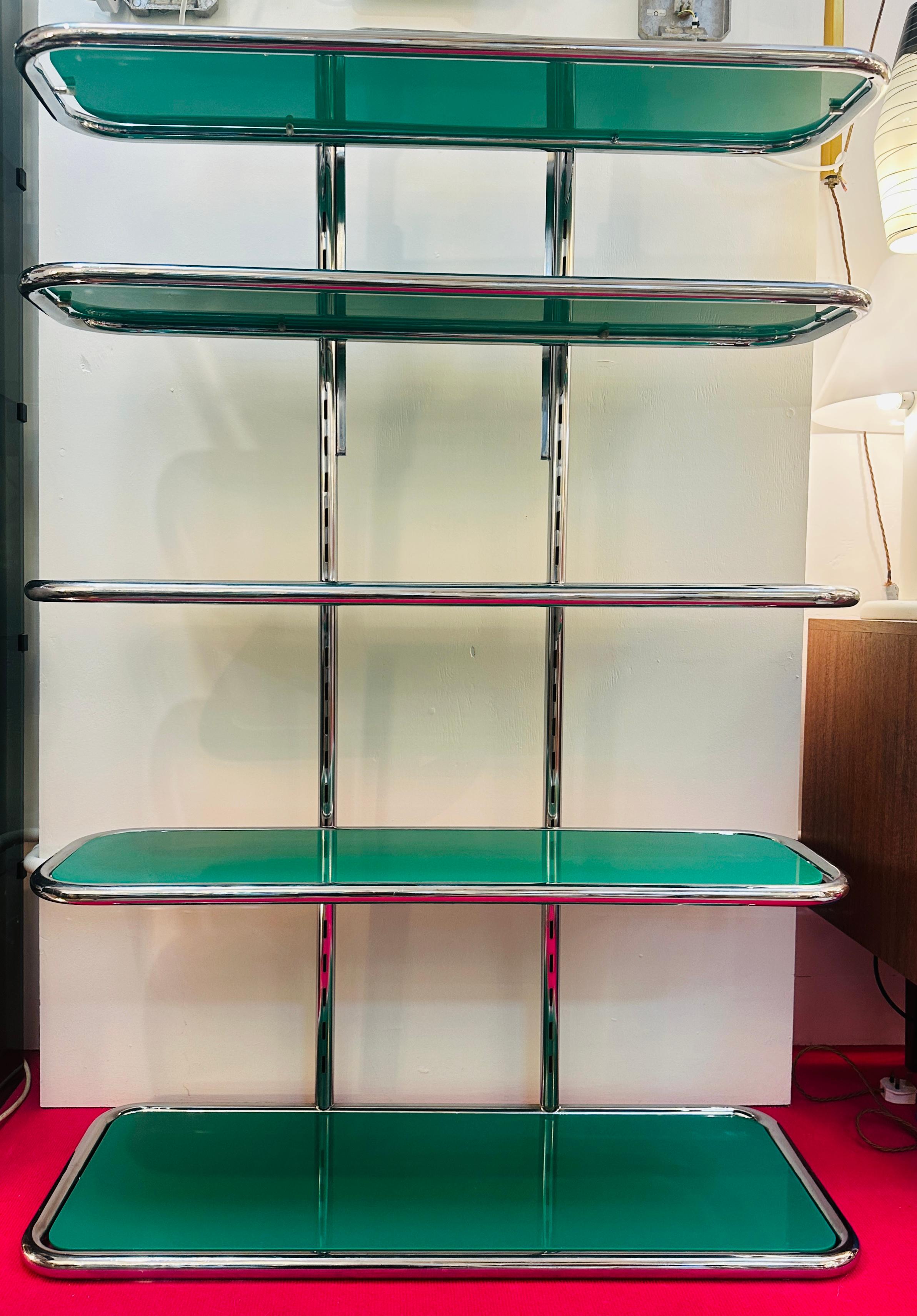 1970er Jahre Regal mit 5 Regalen aus Chrom und grünem Plexiglas - 2 VERFÜGBAR (Moderne der Mitte des Jahrhunderts) im Angebot