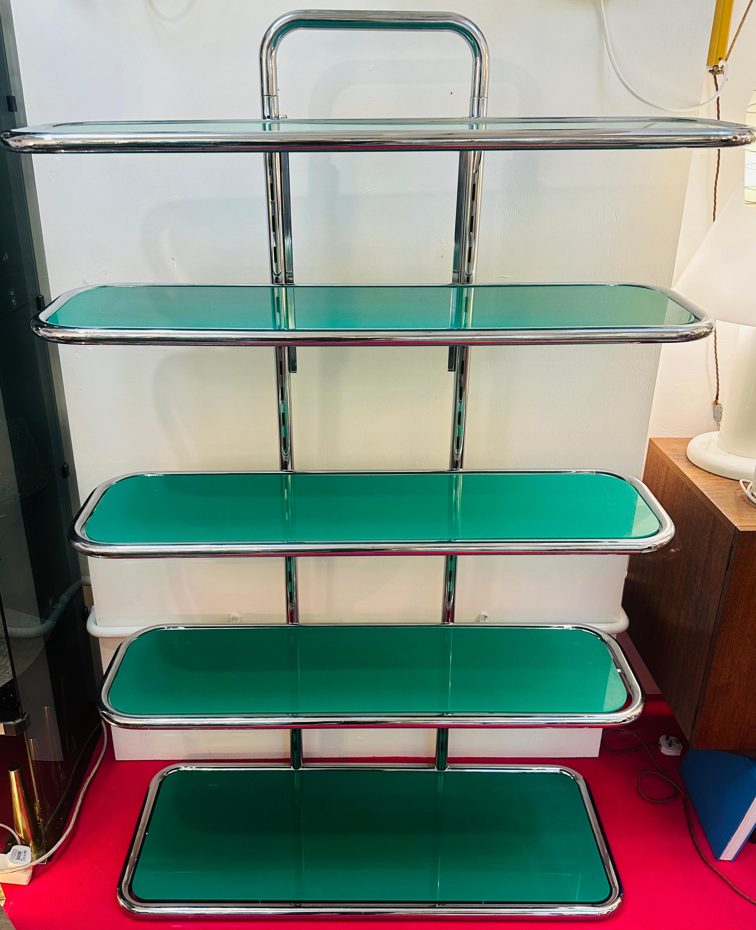 1970er Jahre Regal mit 5 Regalen aus Chrom und grünem Plexiglas - 2 VERFÜGBAR (Poliert) im Angebot